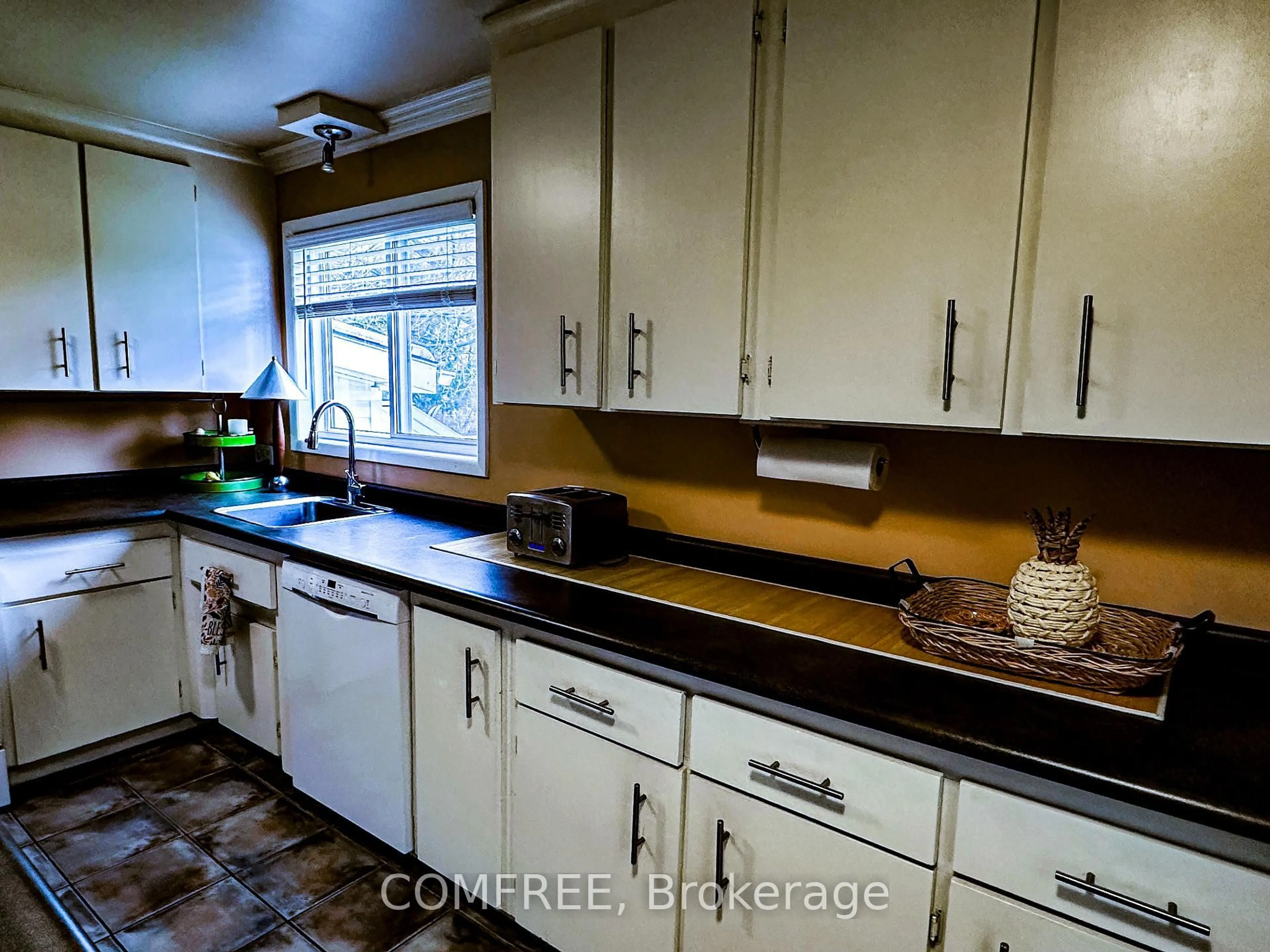 Standard kitchen, ceramic/tile floor for 38 South Edgeware Rd, St. Thomas Ontario N5P 2H4