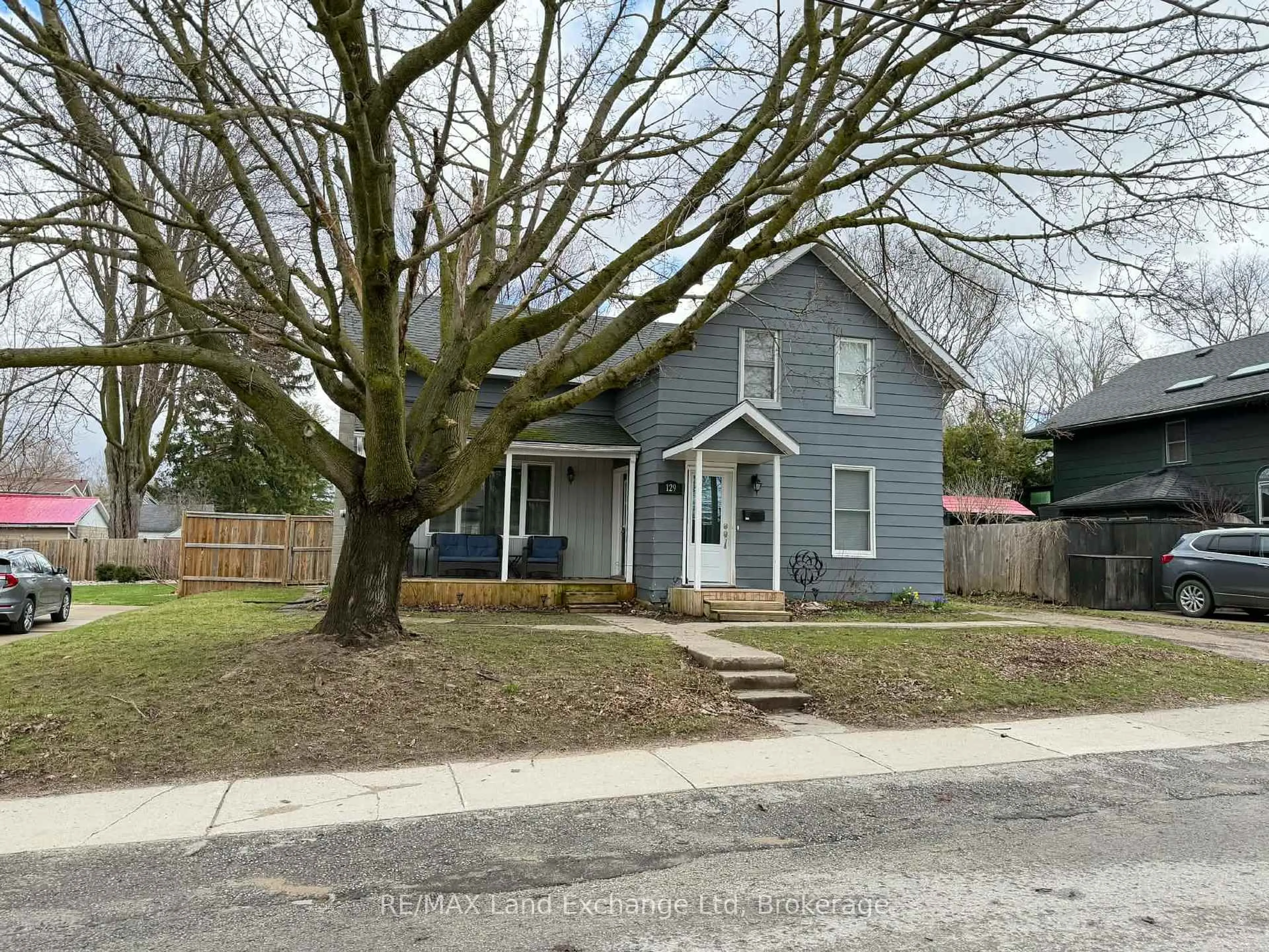 A pic from outside/outdoor area/front of a property/back of a property/a pic from drone, street for 129 Victoria St, North Huron Ontario N0G 2W0