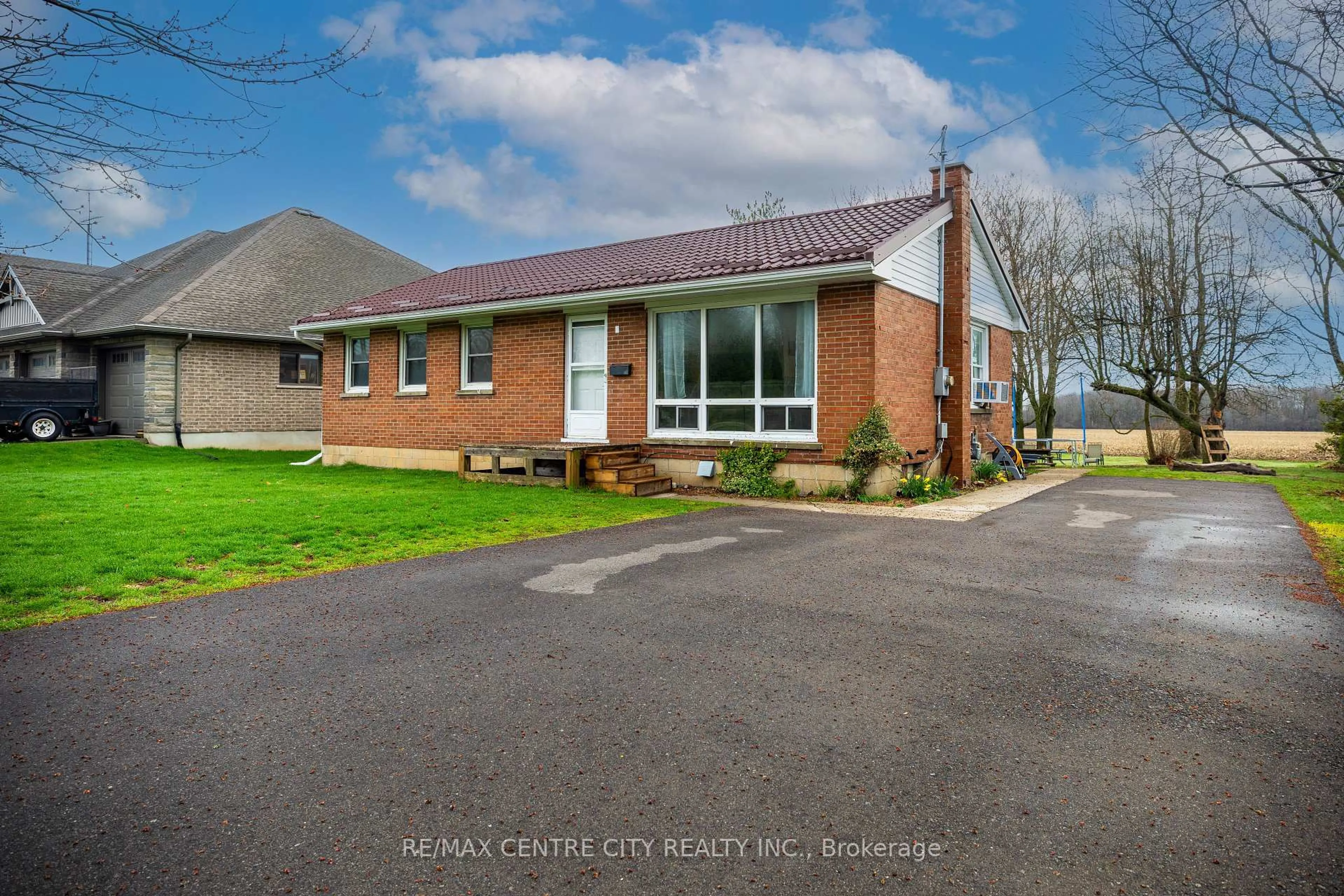 A pic from outside/outdoor area/front of a property/back of a property/a pic from drone, unknown for 194 Centennial Ave, Central Elgin Ontario N5R 5B2