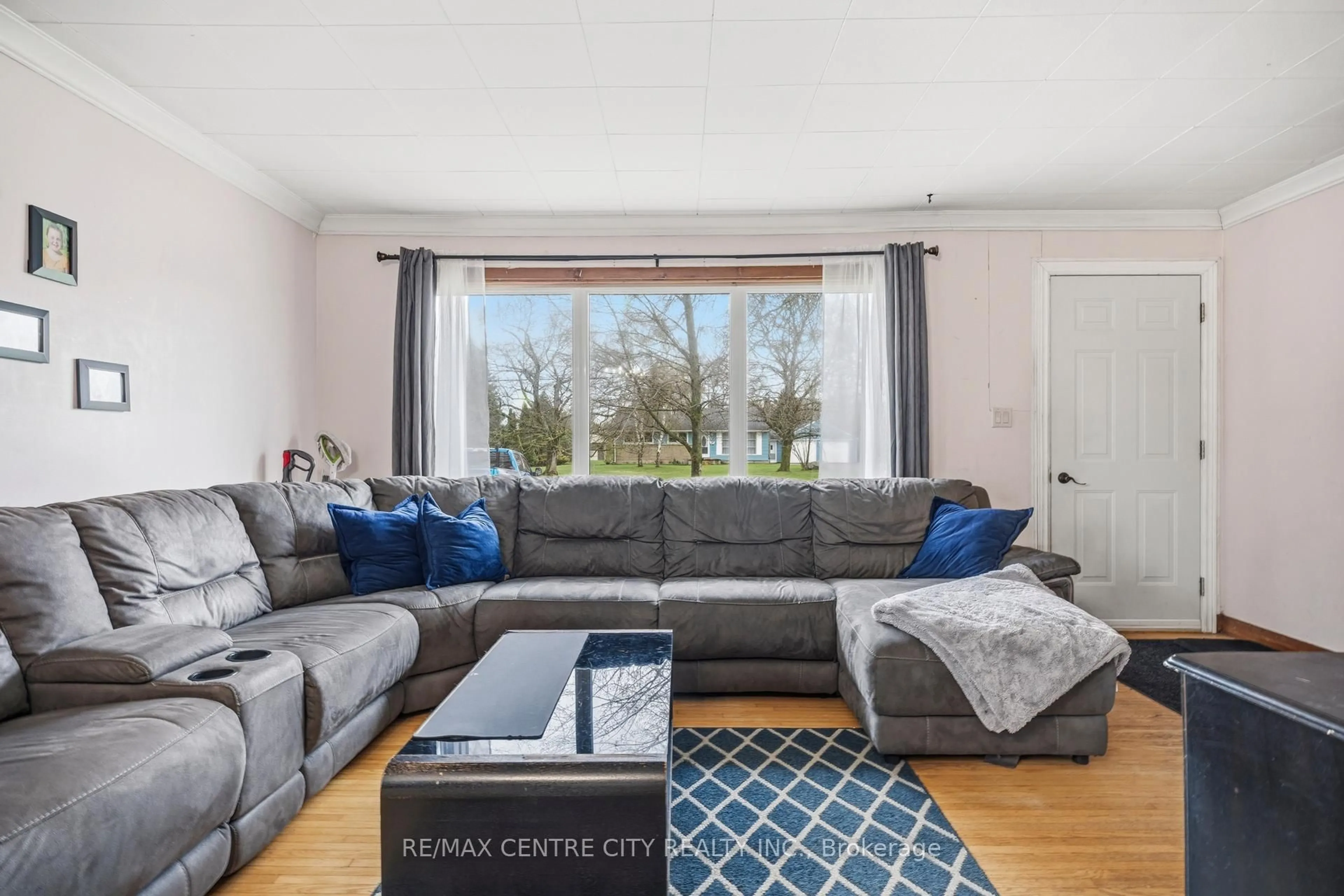 Living room with furniture, unknown for 194 Centennial Ave, Central Elgin Ontario N5R 5B2