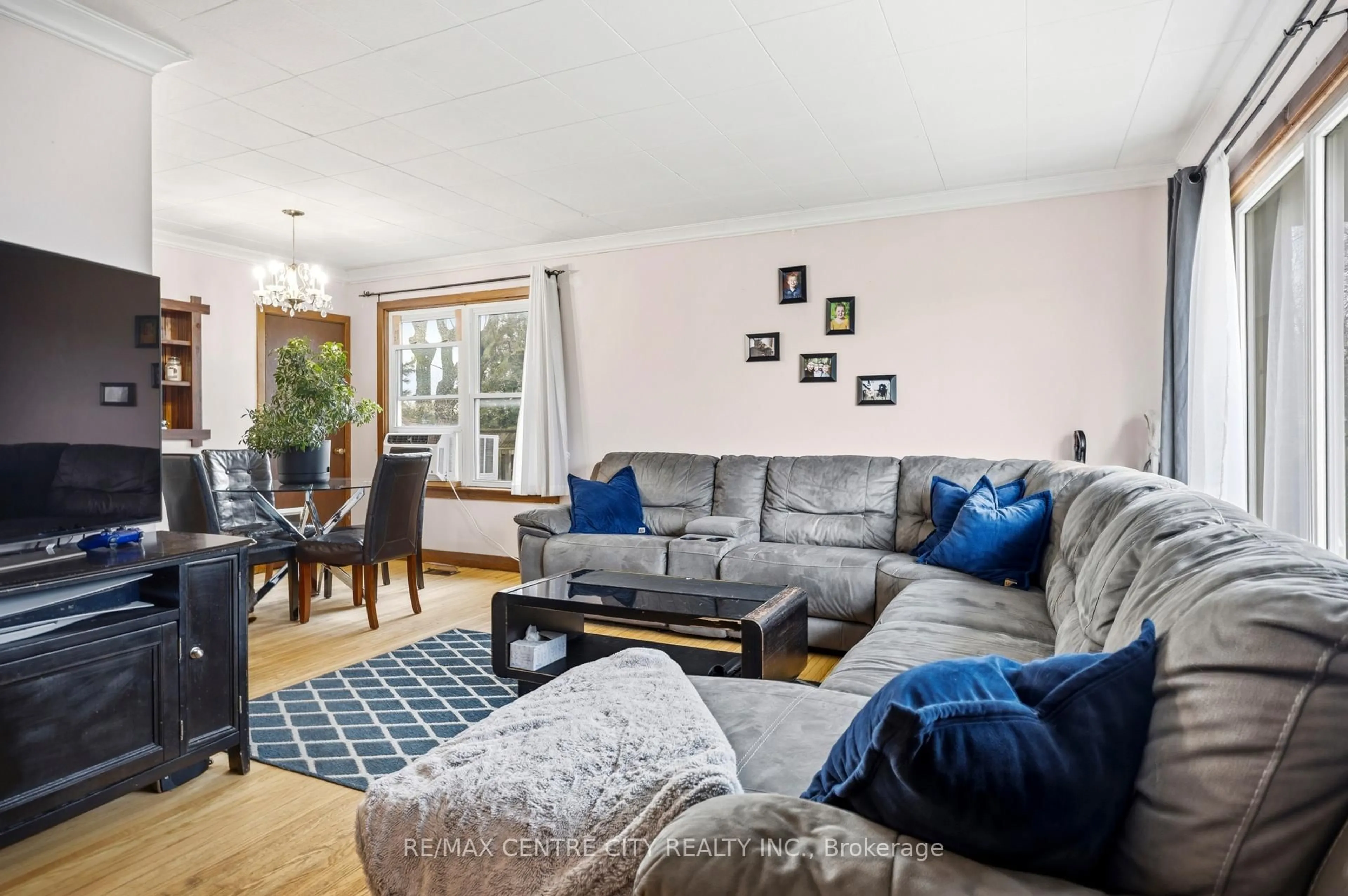 Living room with furniture, wood/laminate floor for 194 Centennial Ave, Central Elgin Ontario N5R 5B2