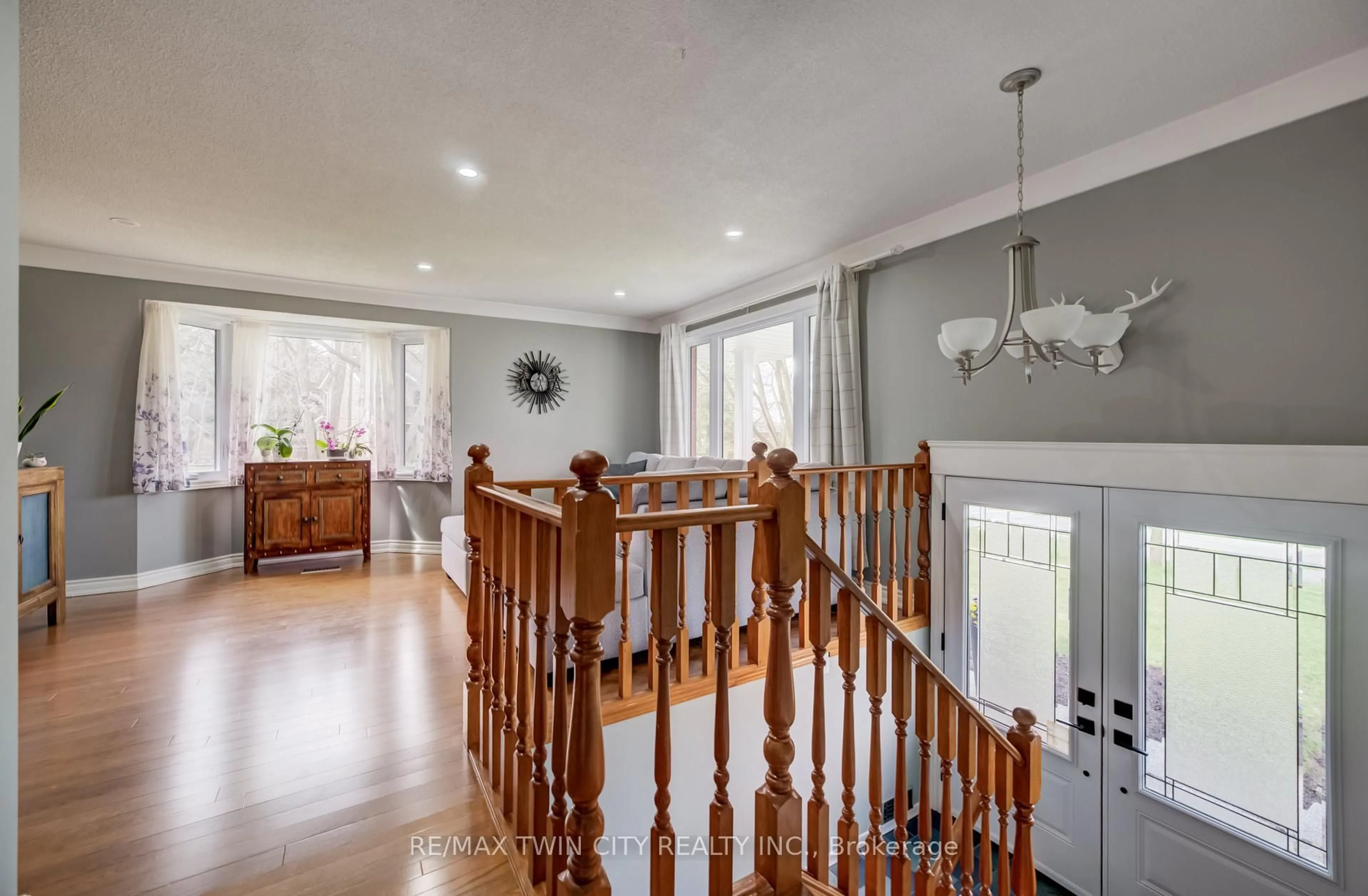 Indoor foyer for 4 Ronald Rd, Cambridge Ontario N1S 4N1