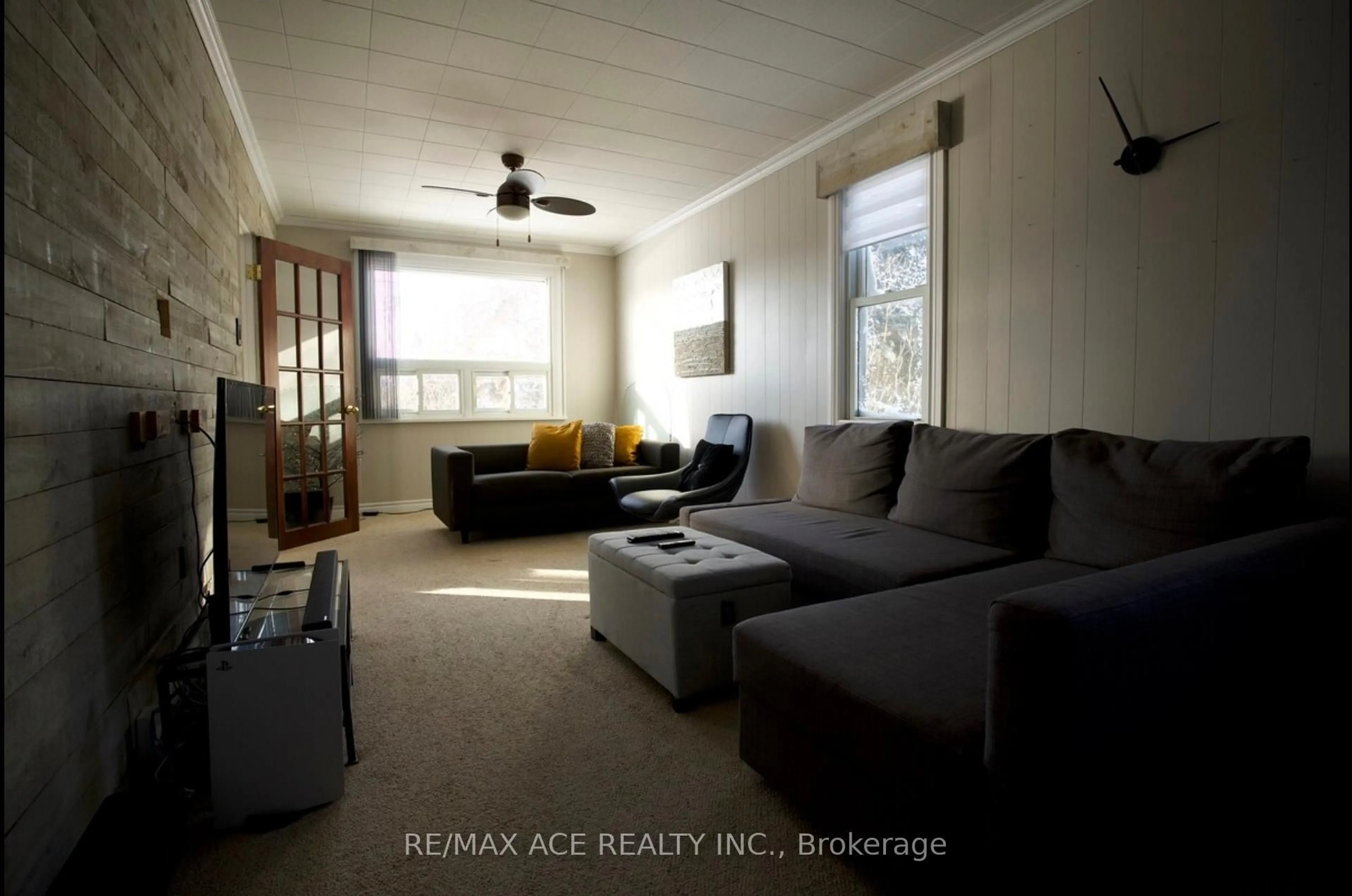 Living room with furniture, unknown for 768 South Pelham Rd, Welland Ontario L3C 3C8