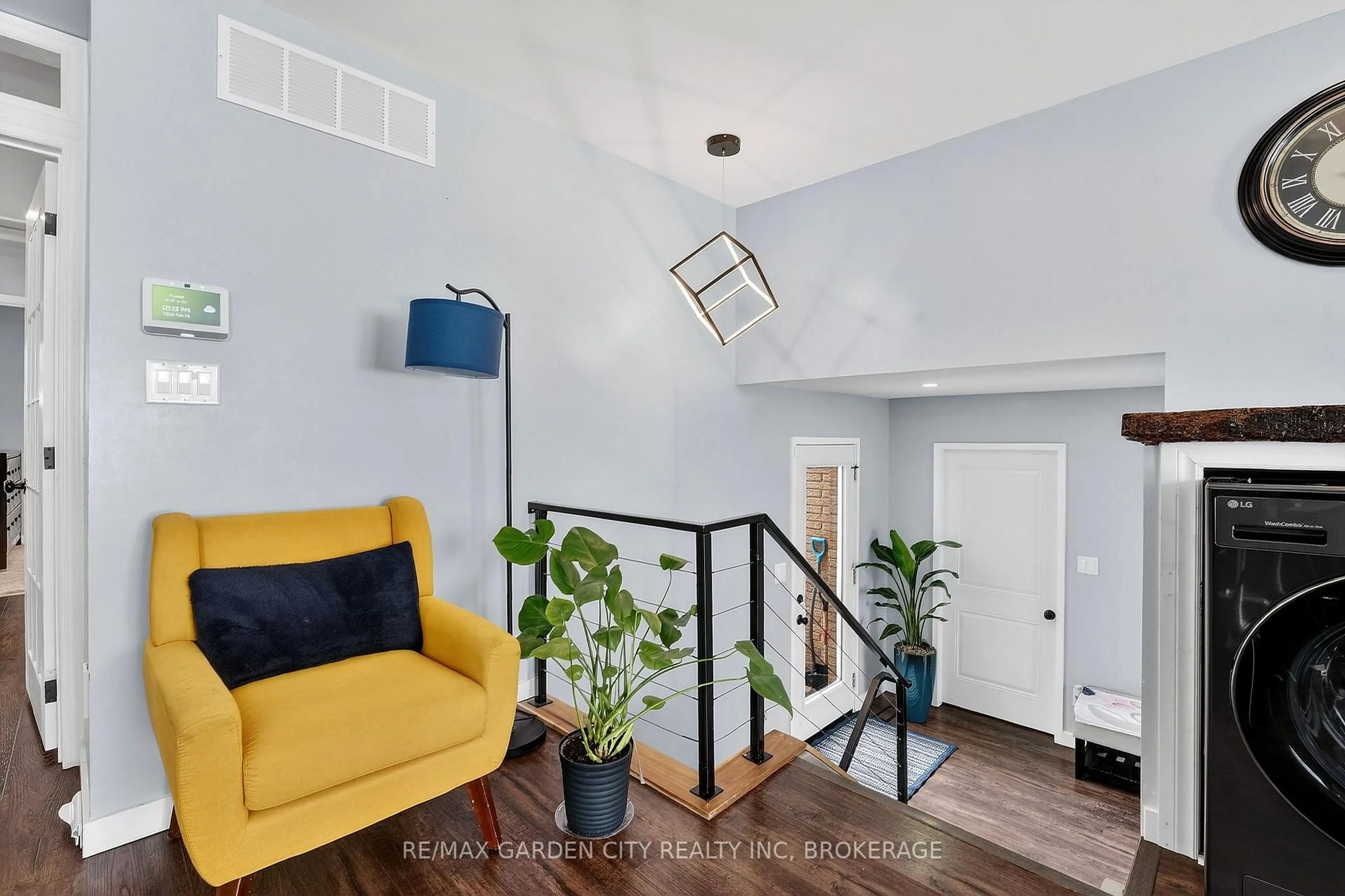 Indoor entryway for 8146 WESTWOOD St, Niagara Falls Ontario L2H 1Y2