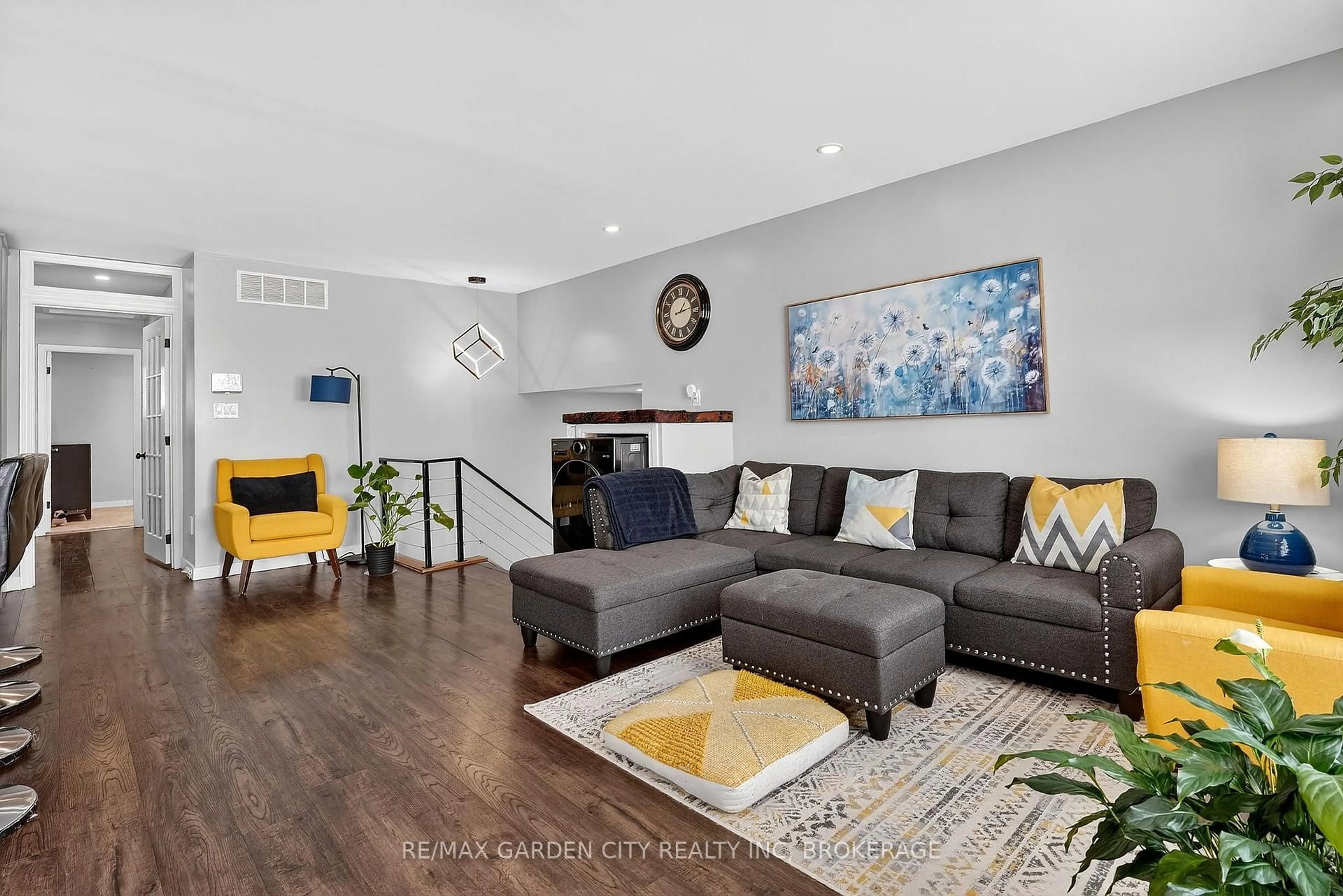 Living room with furniture, unknown for 8146 WESTWOOD St, Niagara Falls Ontario L2H 1Y2