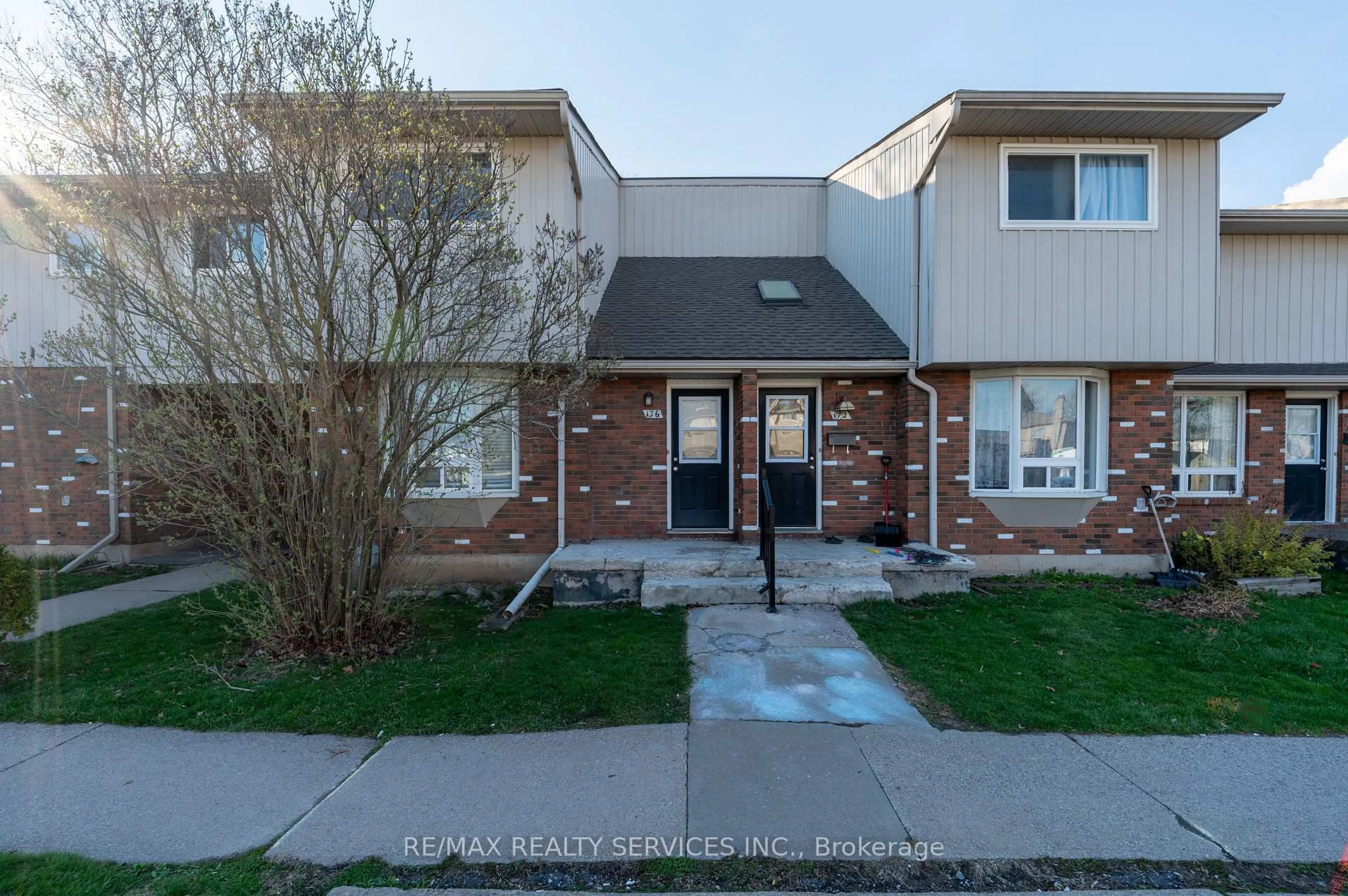 A pic from outside/outdoor area/front of a property/back of a property/a pic from drone, street for 100 Brownleigh Ave #176, Welland Ontario L3B 5V8