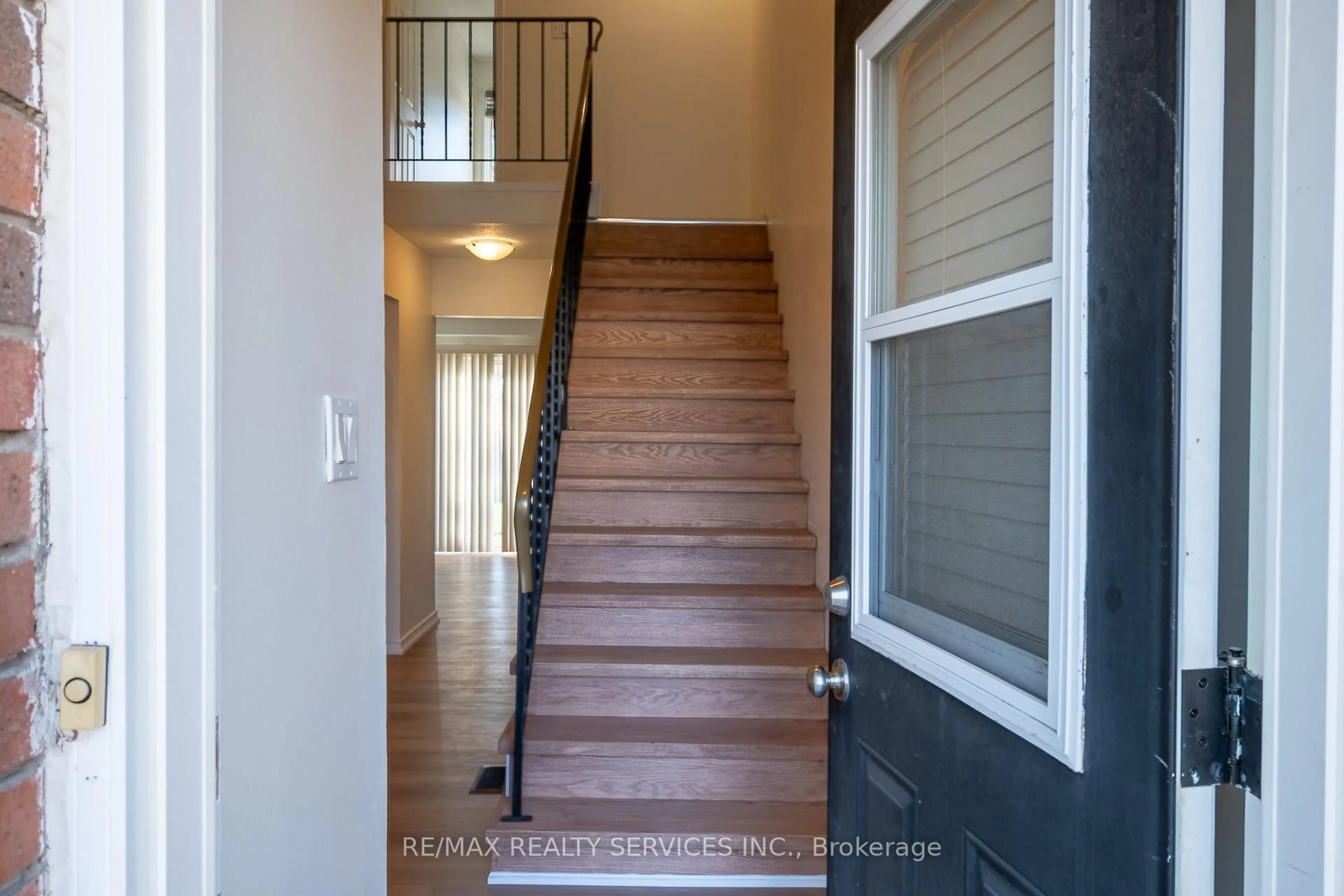 Indoor entryway for 100 Brownleigh Ave #176, Welland Ontario L3B 5V8