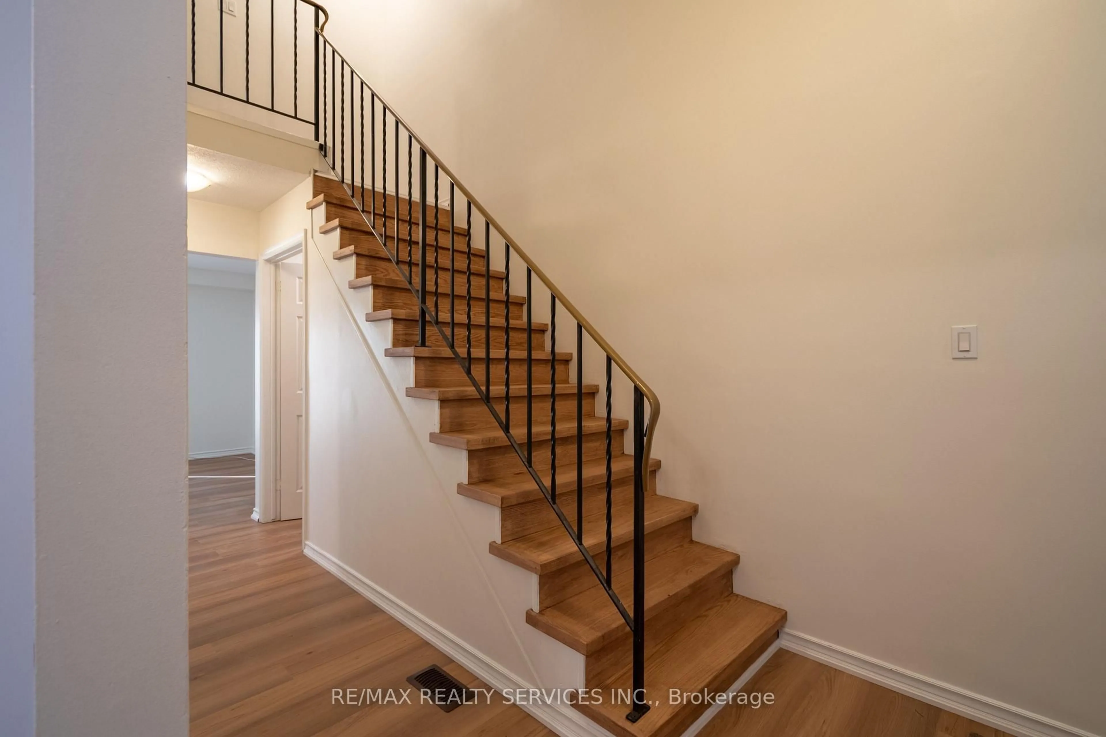 Stairs for 100 Brownleigh Ave #176, Welland Ontario L3B 5V8