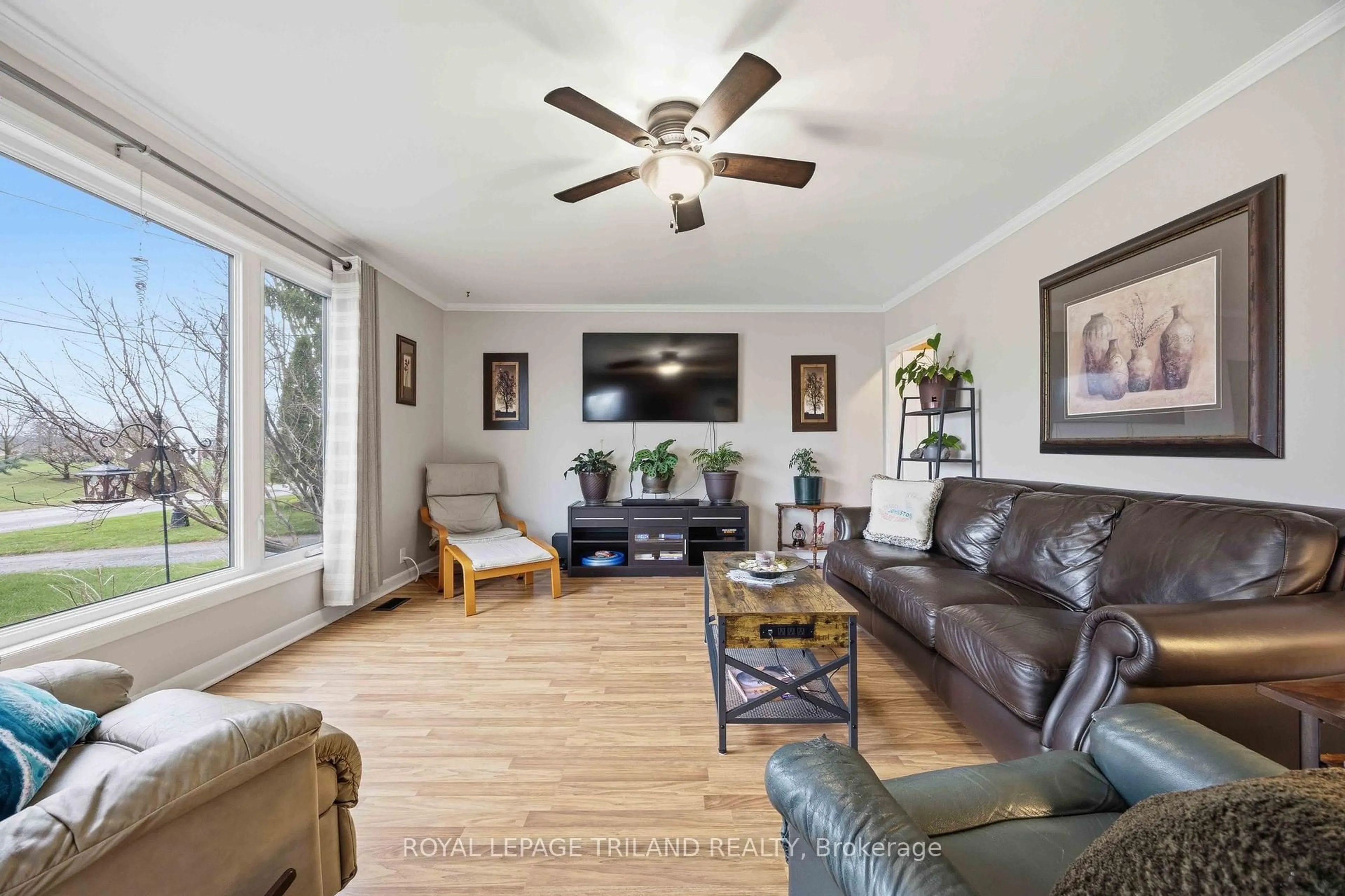 Living room with furniture, unknown for 8376 Townsend Line, Lambton Shores Ontario N0M 1B0