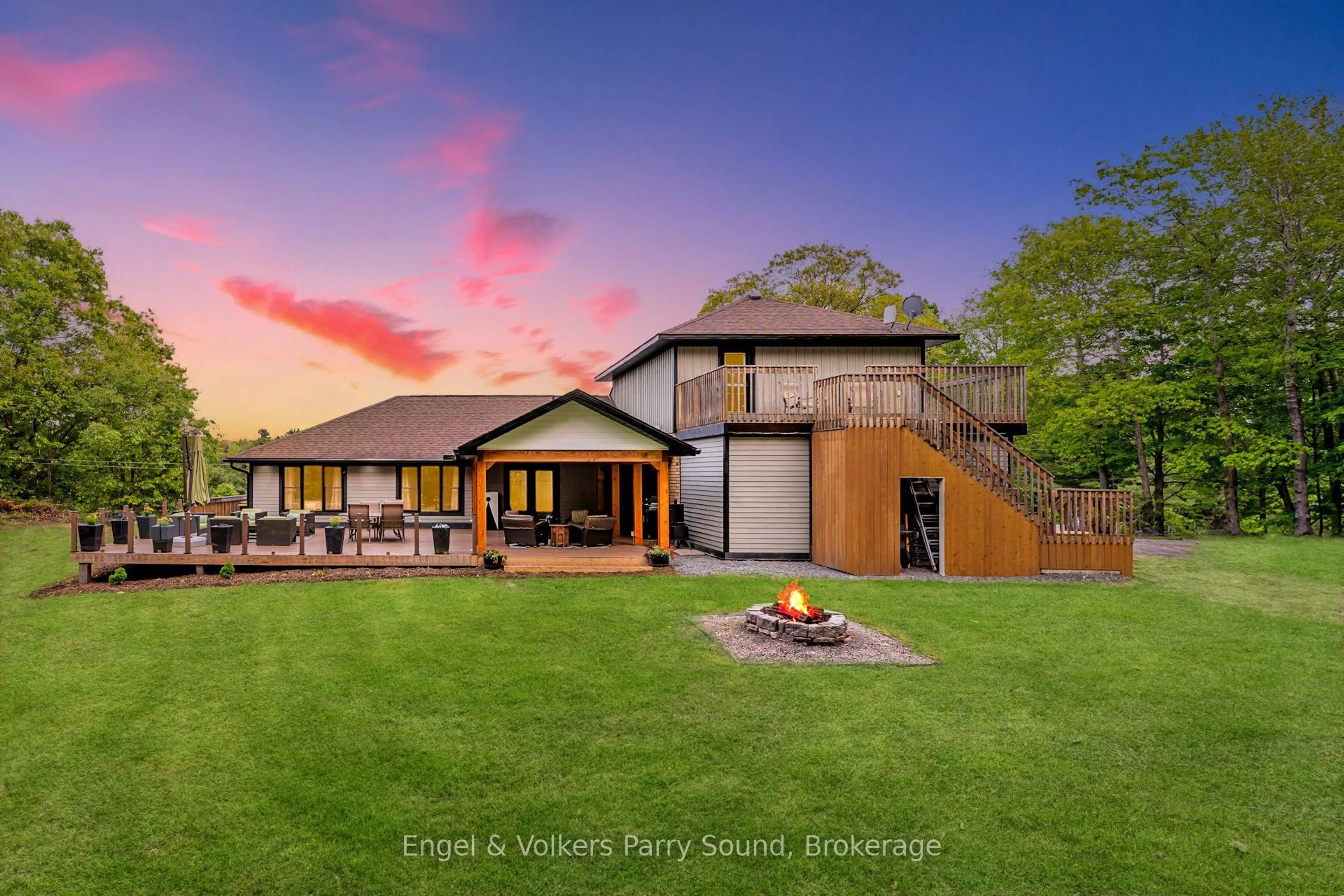 A pic from outside/outdoor area/front of a property/back of a property/a pic from drone, unknown for 49 Regency Dr, Seguin Ontario P2A 0B2