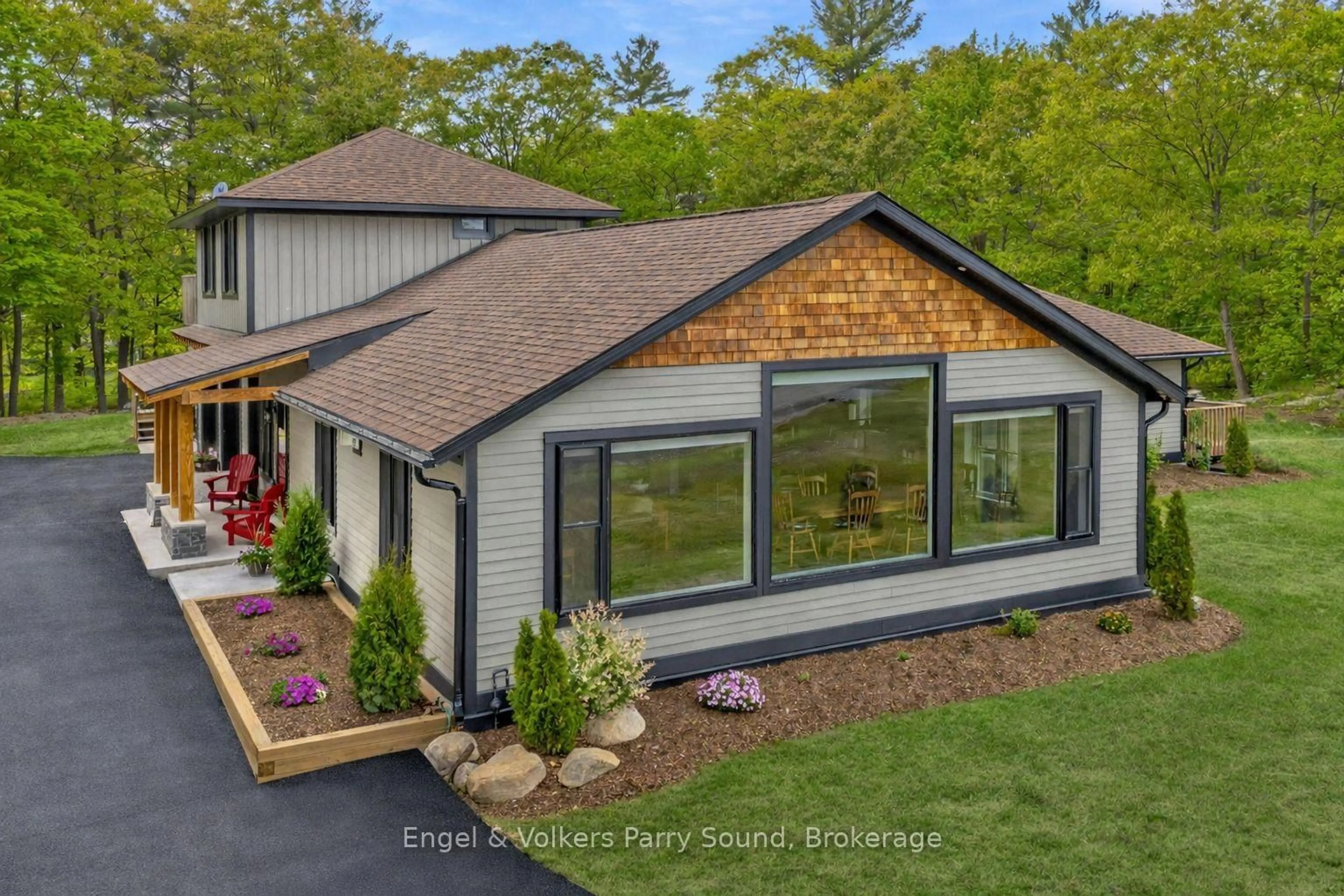 Home with vinyl exterior material, mountain view for 49 Regency Dr, Seguin Ontario P2A 0B2