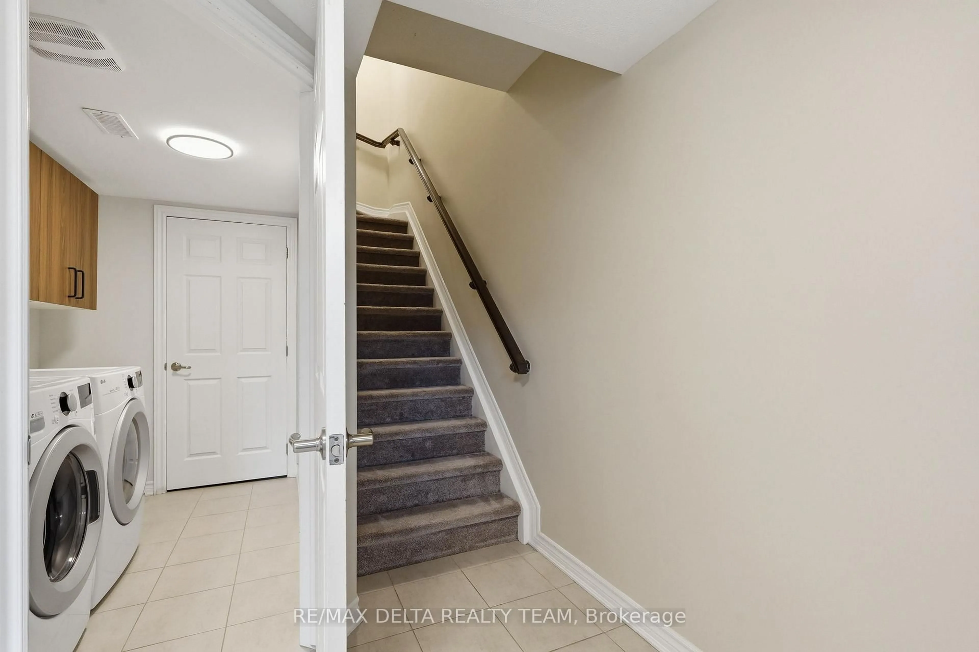 Stairs for 372 Willow Aster Circ, Ottawa Ontario K4A 1C8