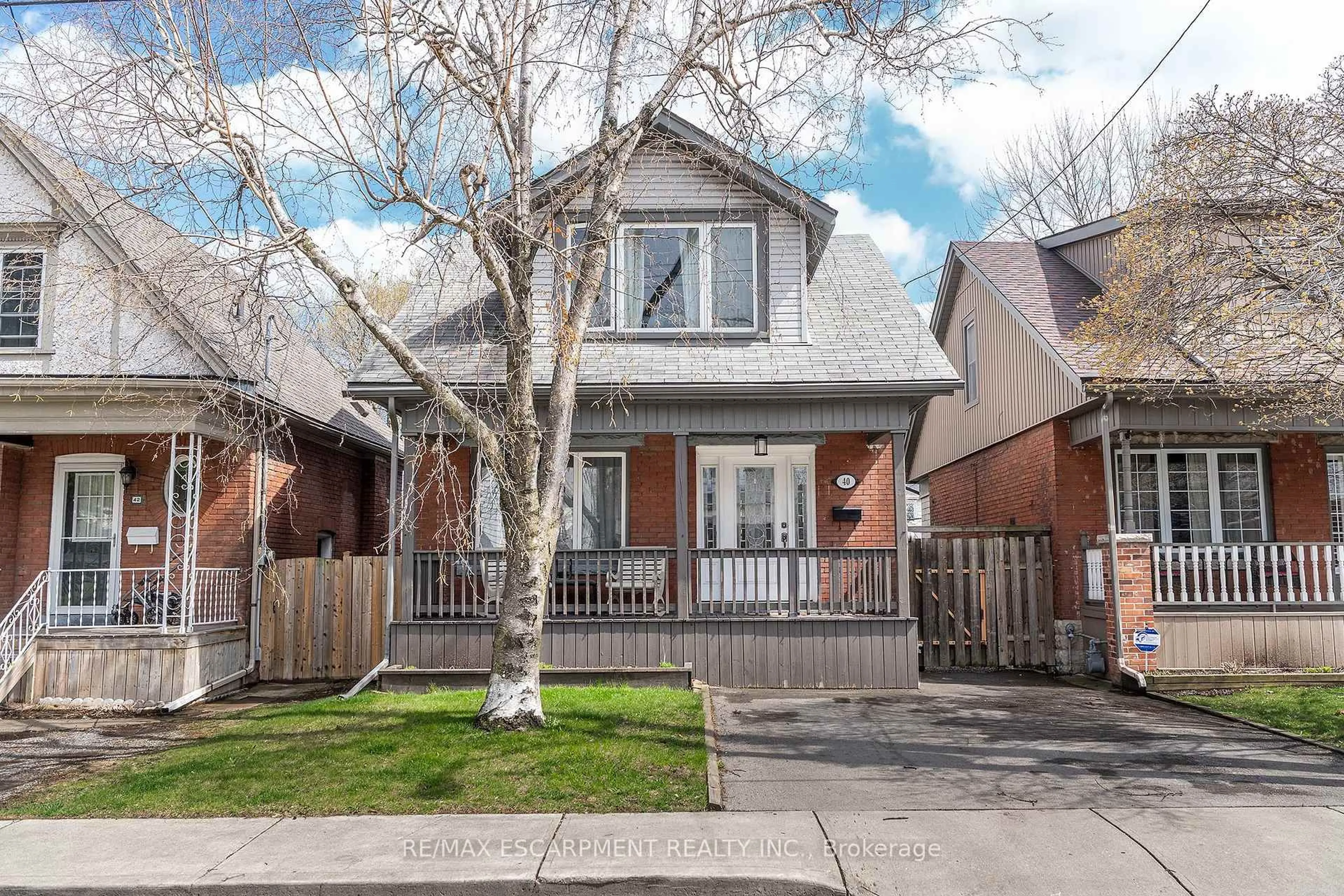 Home with brick exterior material, street for 40 London St, Hamilton Ontario L8H 4B3