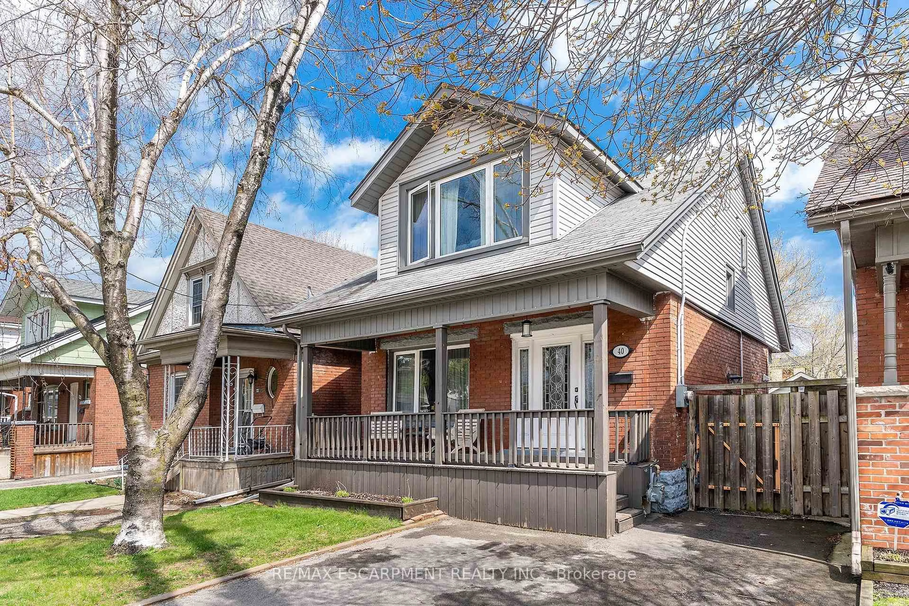 Home with brick exterior material, street for 40 London St, Hamilton Ontario L8H 4B3