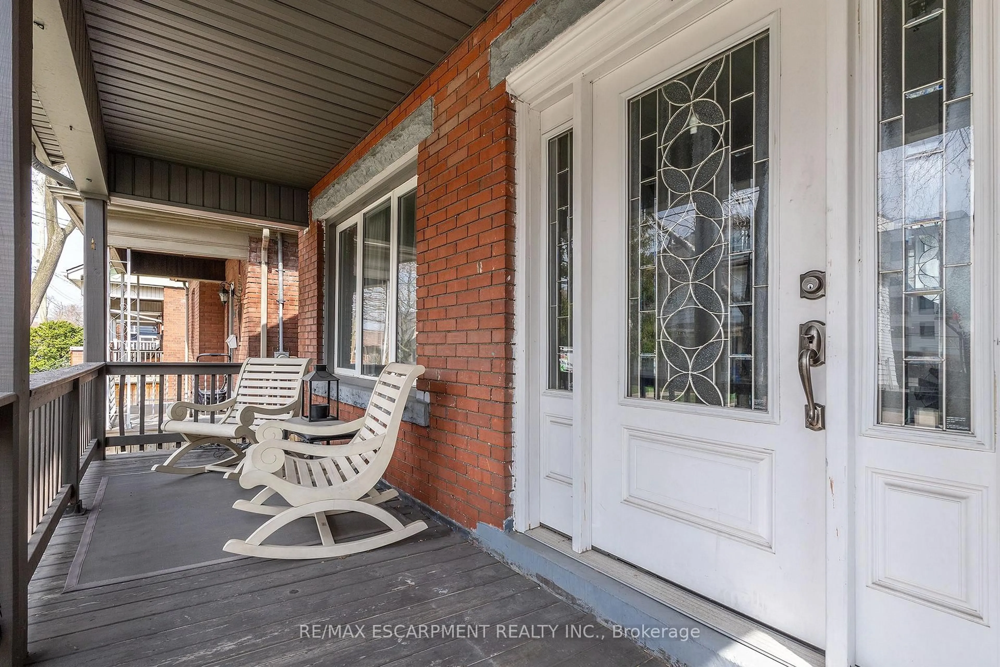 Indoor entryway for 40 London St, Hamilton Ontario L8H 4B3