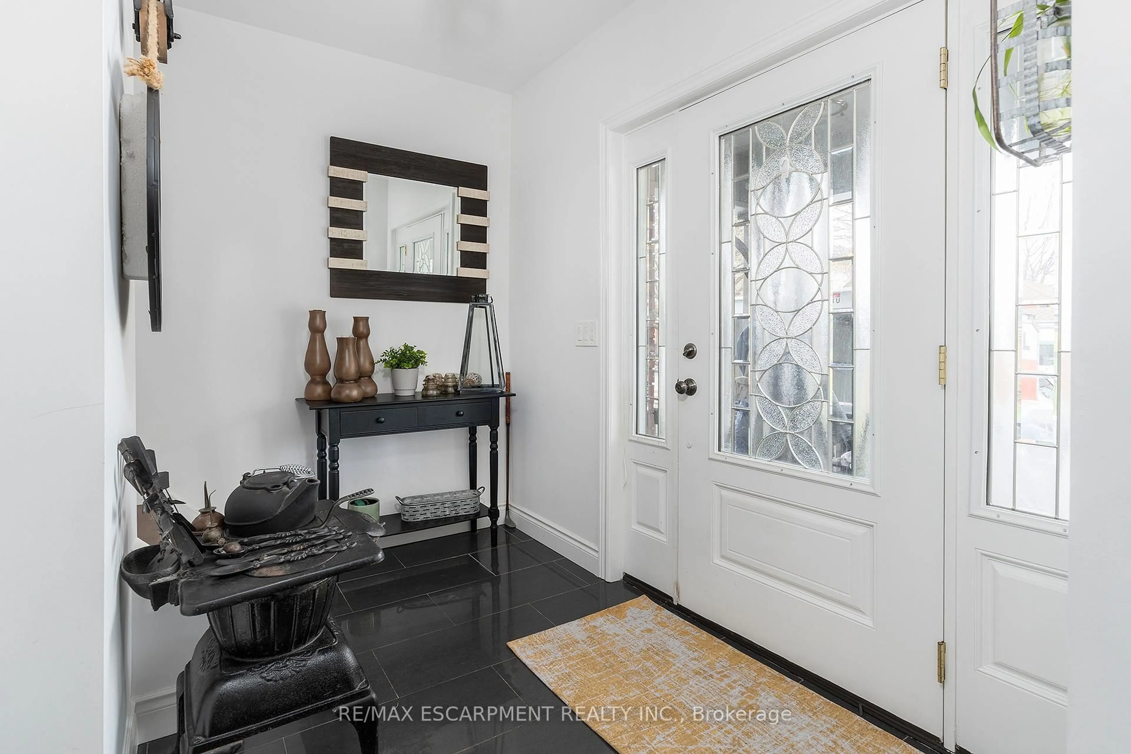 Indoor entryway for 40 London St, Hamilton Ontario L8H 4B3