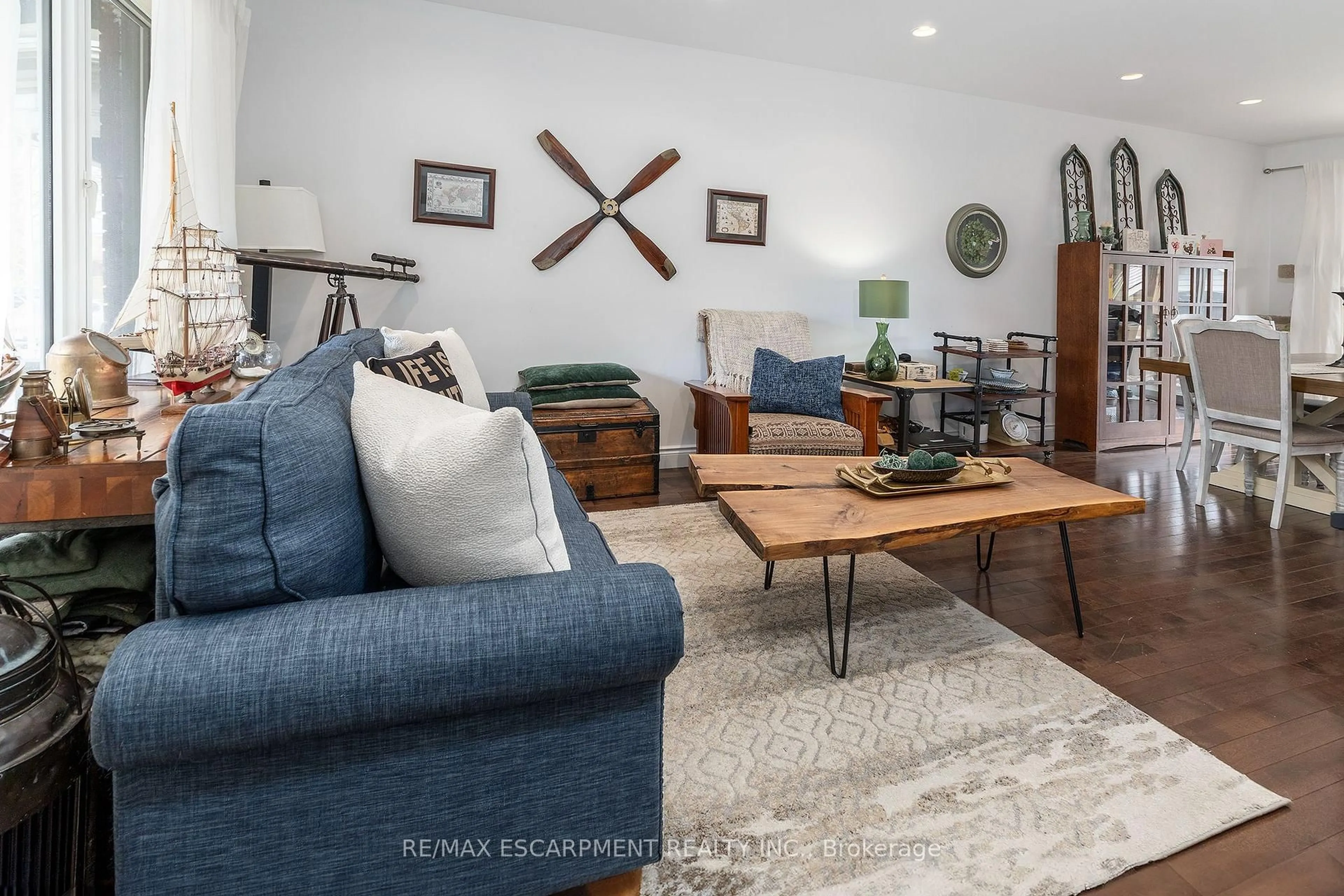 Living room with furniture, unknown for 40 London St, Hamilton Ontario L8H 4B3