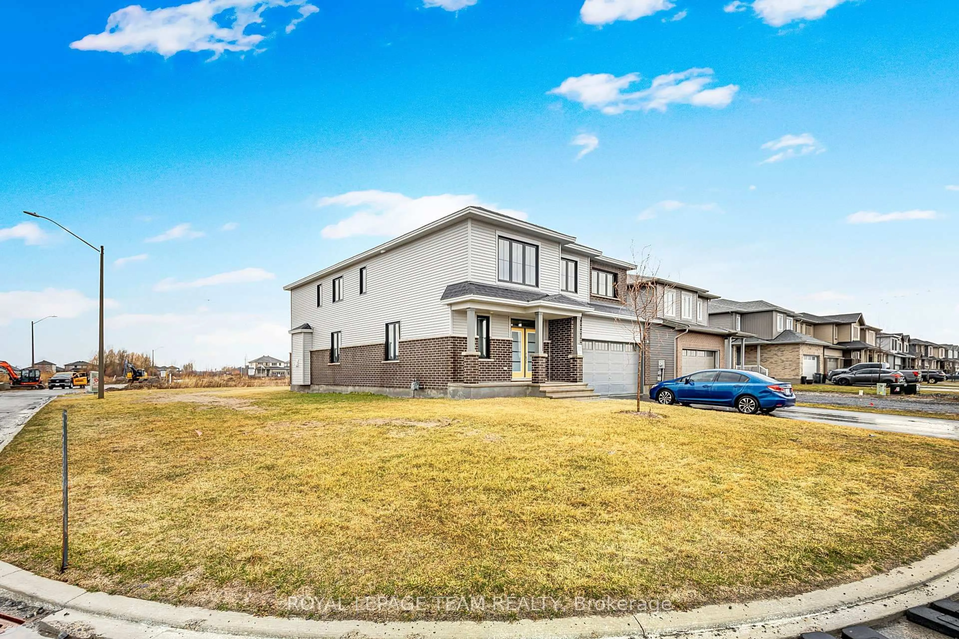 A pic from outside/outdoor area/front of a property/back of a property/a pic from drone, street for 737 Gamble Dr, Russell Ontario K4R 0G5