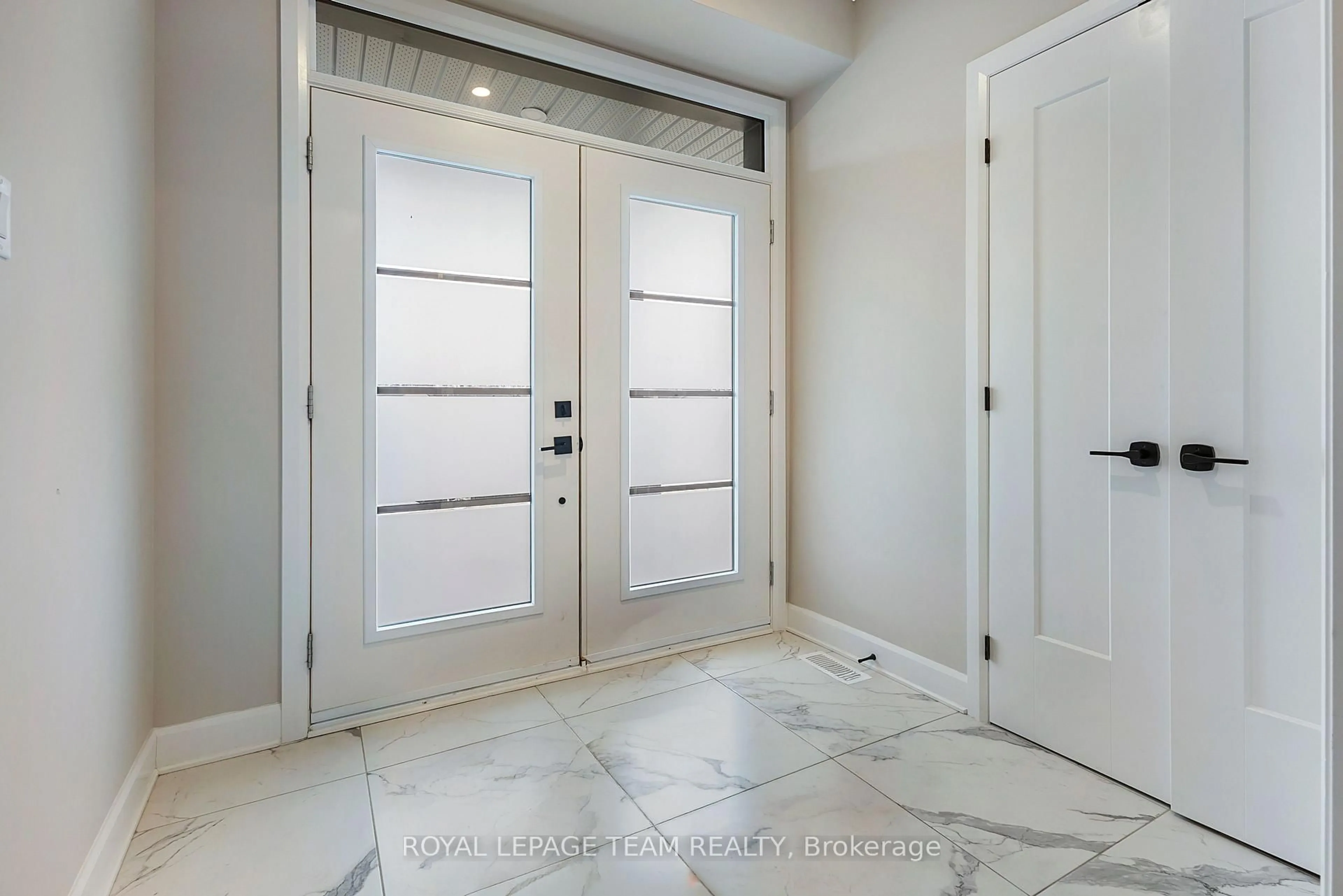 Indoor entryway for 737 Gamble Dr, Russell Ontario K4R 0G5