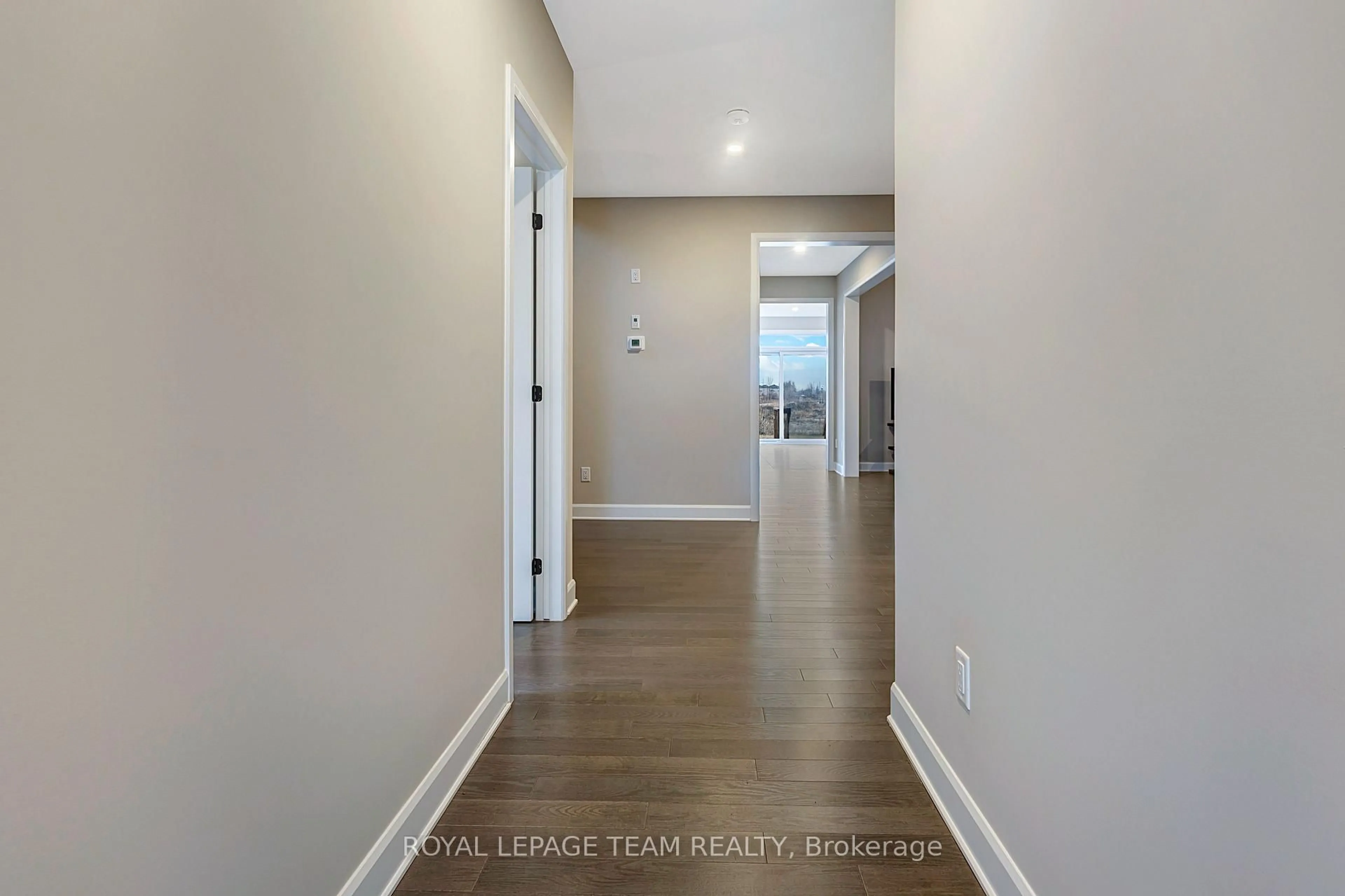 Indoor entryway for 737 Gamble Dr, Russell Ontario K4R 0G5