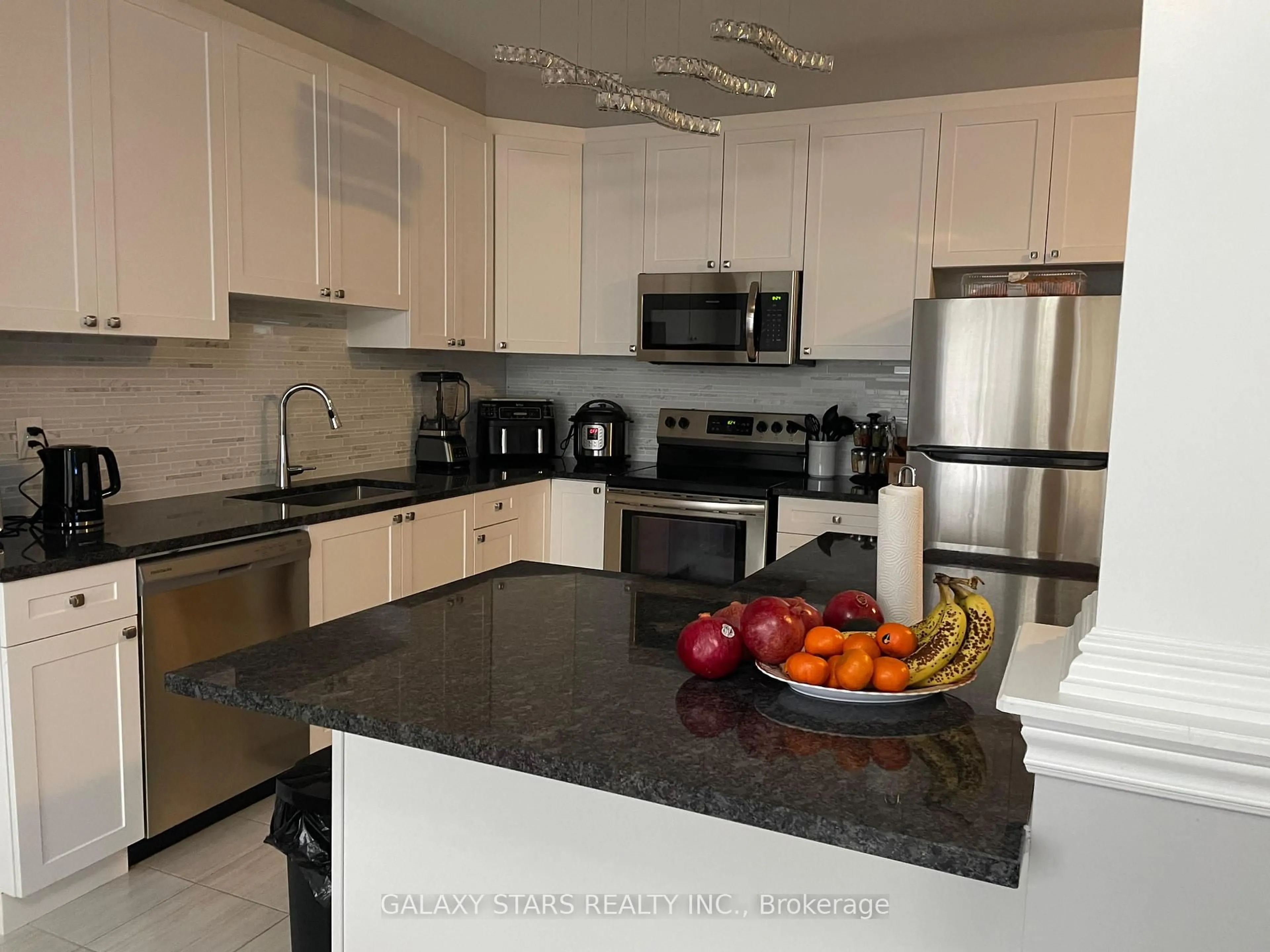 Standard kitchen, ceramic/tile floor for 327 Aphelion Cres, Ottawa Ontario K2J 6N3