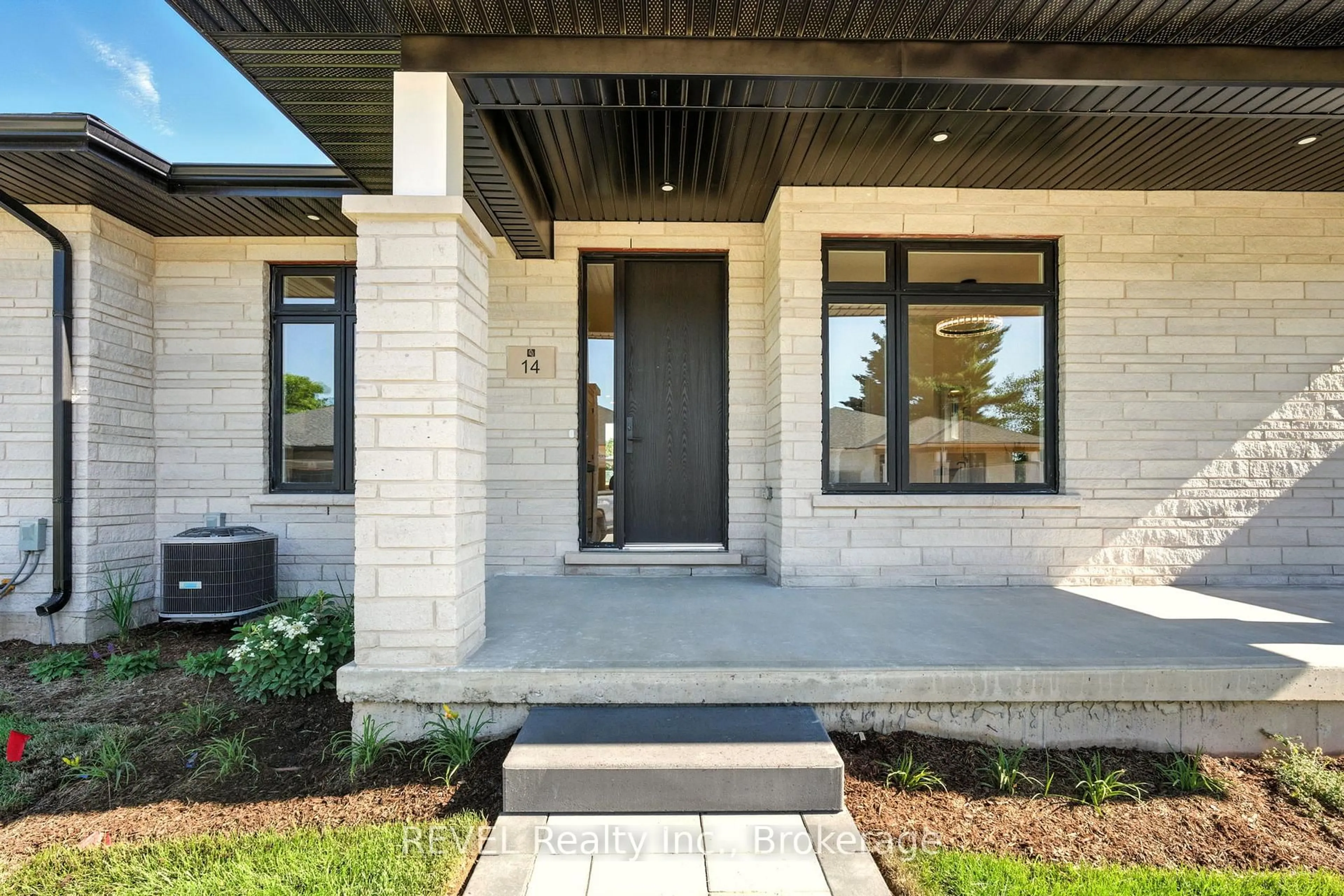 Indoor entryway for 11 Accursi Cres, Pelham Ontario L0S 1E2