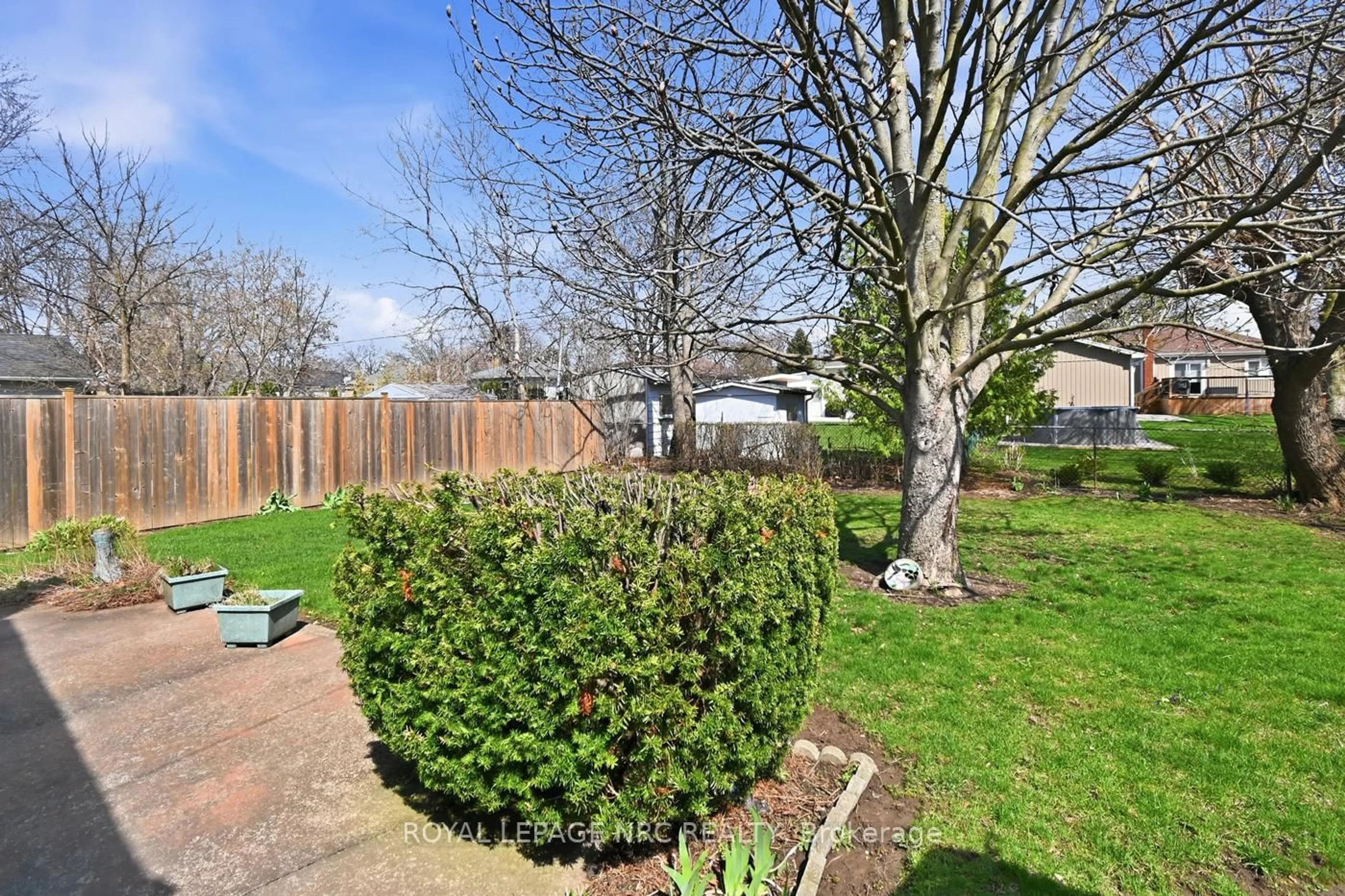 A pic from outside/outdoor area/front of a property/back of a property/a pic from drone, forest/trees view for 50 Leaside Dr, St. Catharines Ontario L2M 4G5
