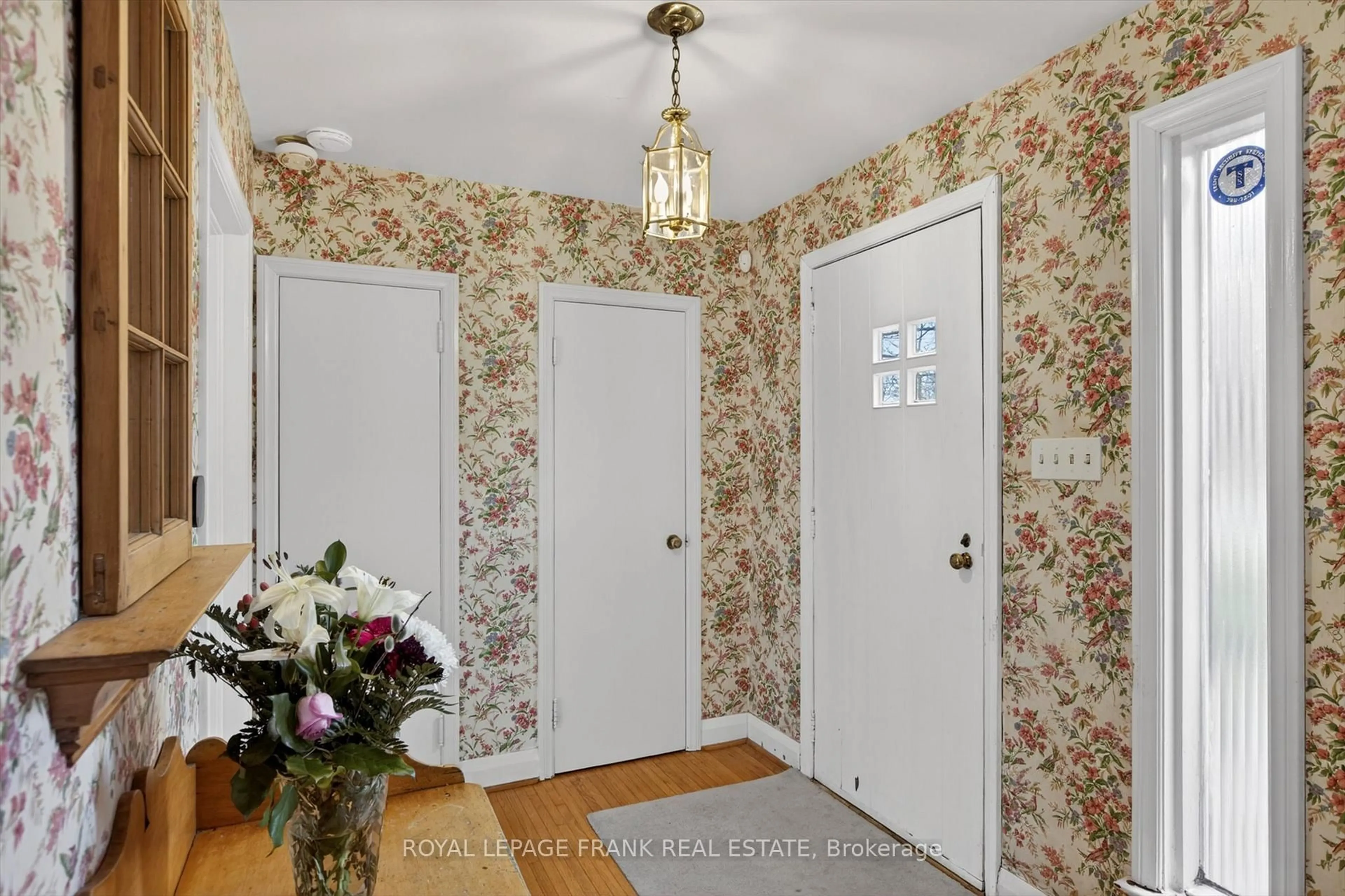 Indoor entryway for 221 Geraldine Ave, Peterborough Ontario K9H 4V1