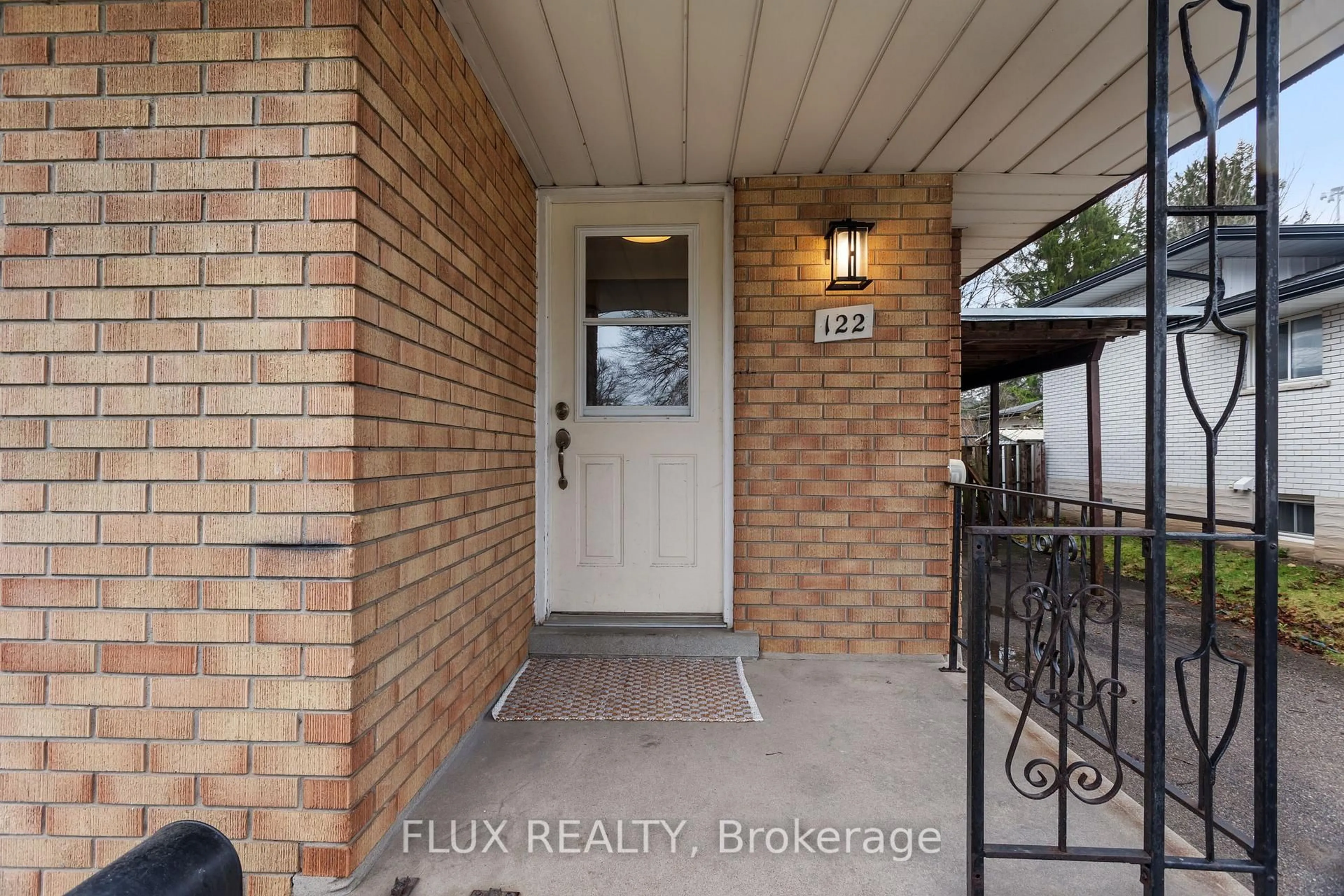Indoor entryway for 122 Sweetbriar Dr, Kitchener Ontario N2M 4S6