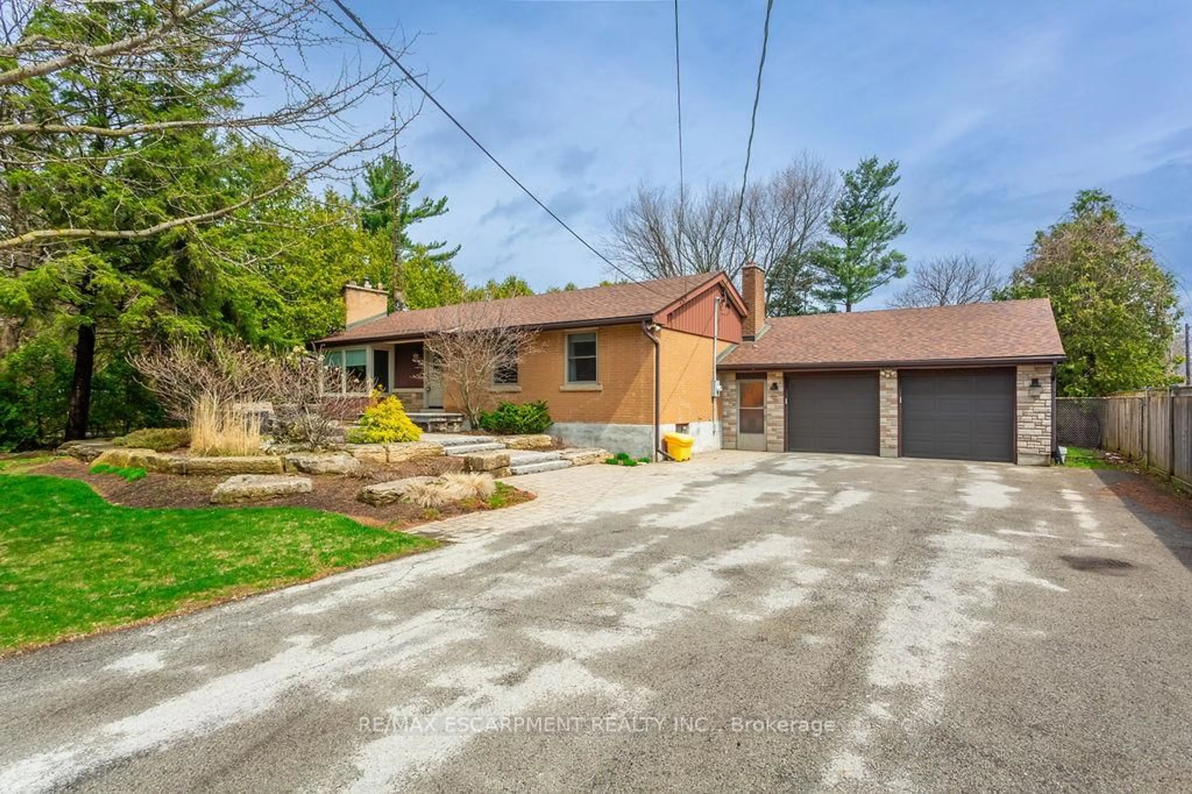 A pic from outside/outdoor area/front of a property/back of a property/a pic from drone, street for 475 Kitty Murray Lane, Hamilton Ontario L9G 3K9