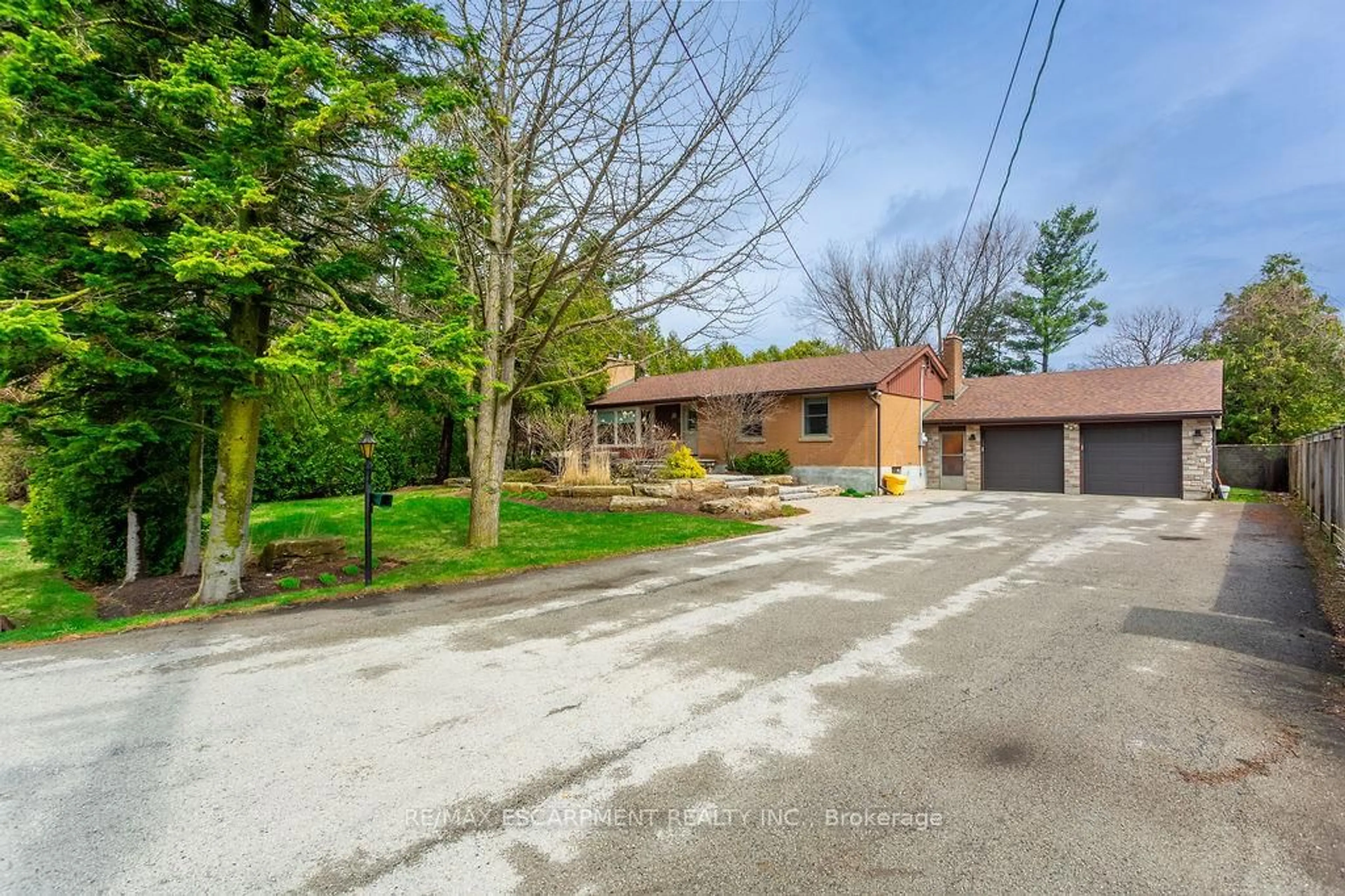 A pic from outside/outdoor area/front of a property/back of a property/a pic from drone, street for 475 Kitty Murray Lane, Hamilton Ontario L9G 3K9