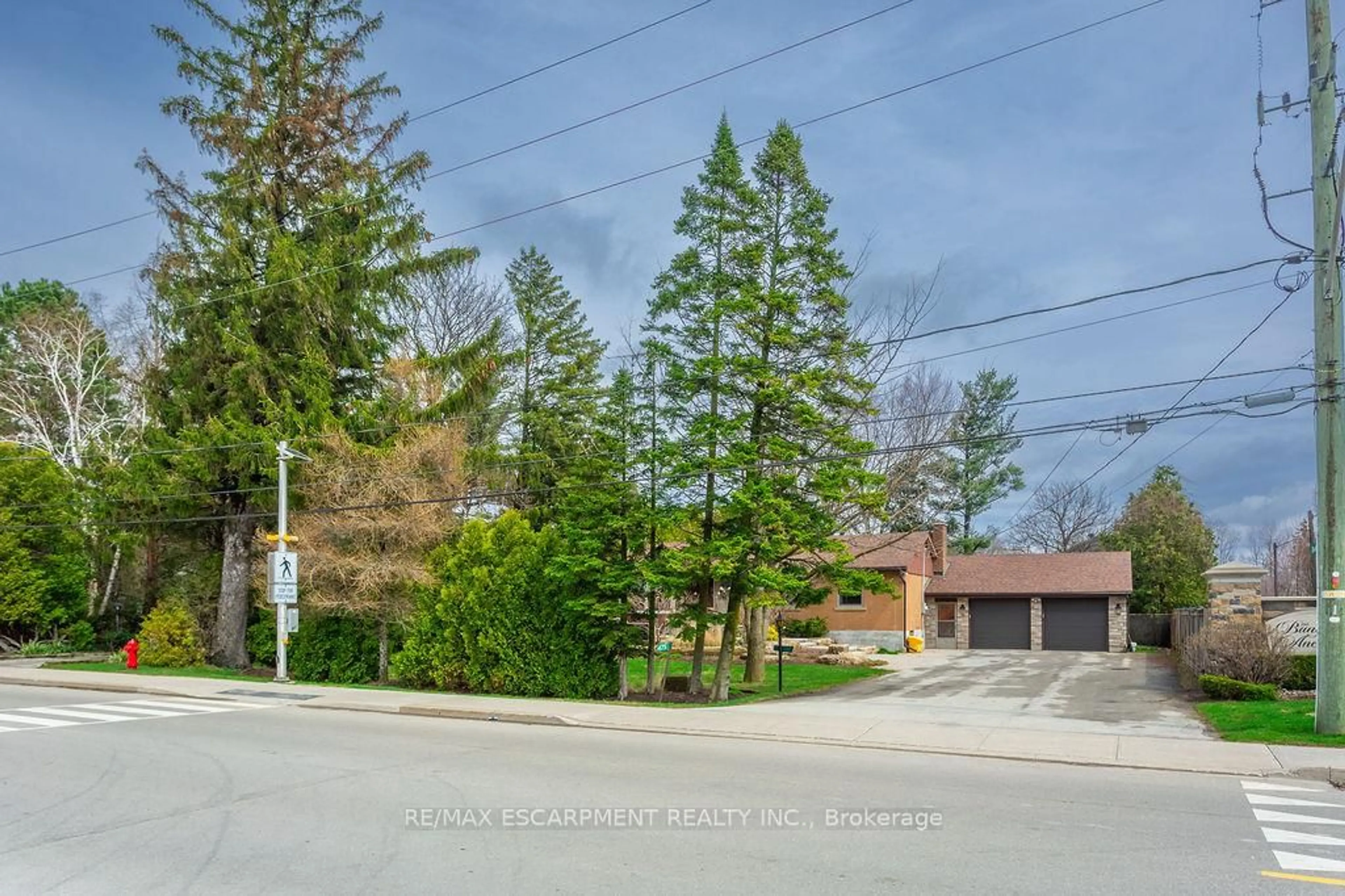 A pic from outside/outdoor area/front of a property/back of a property/a pic from drone, street for 475 Kitty Murray Lane, Hamilton Ontario L9G 3K9