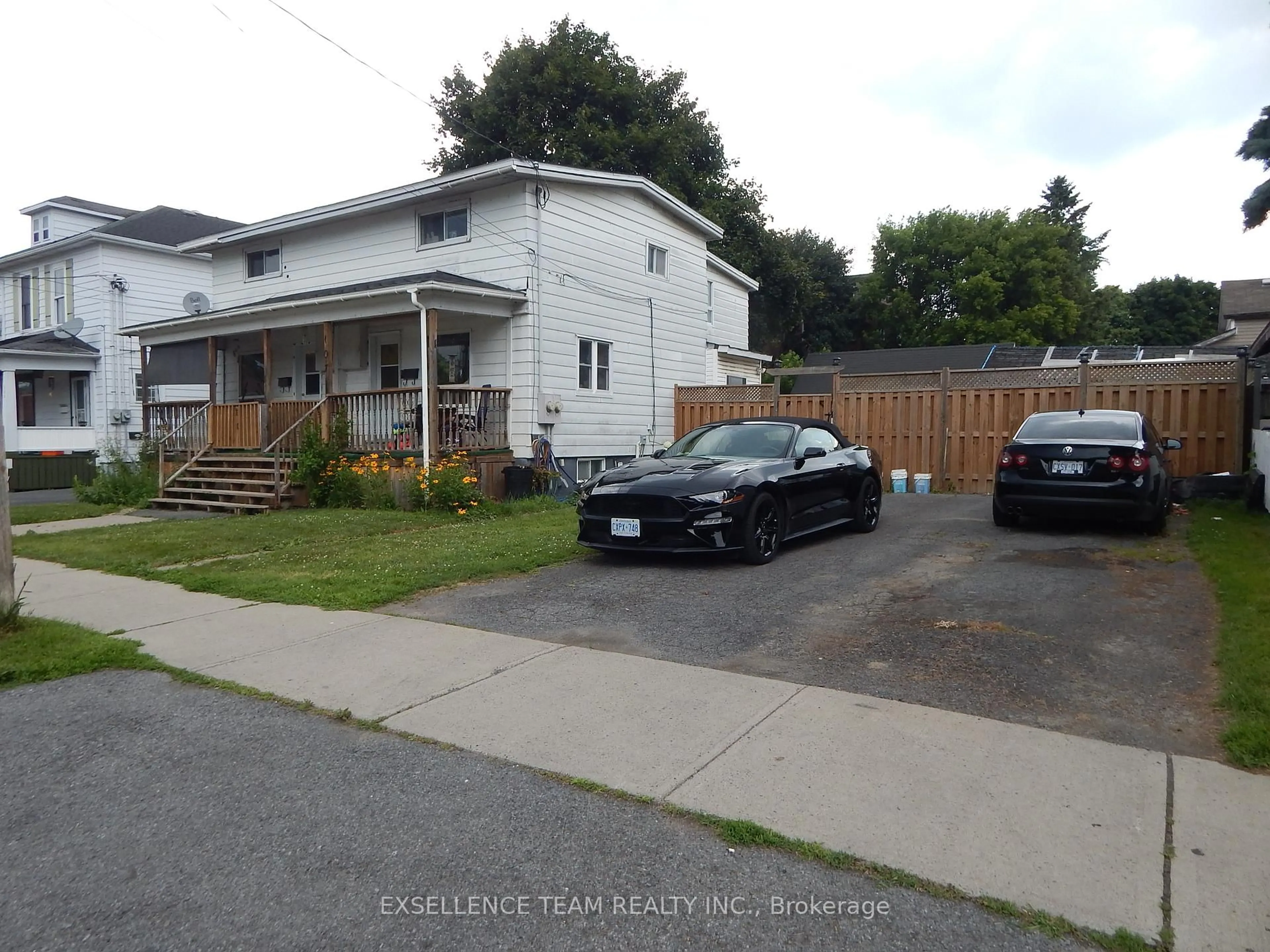 A pic from outside/outdoor area/front of a property/back of a property/a pic from drone, street for 107-109 Cumberland St, Cornwall Ontario K6J 4H4