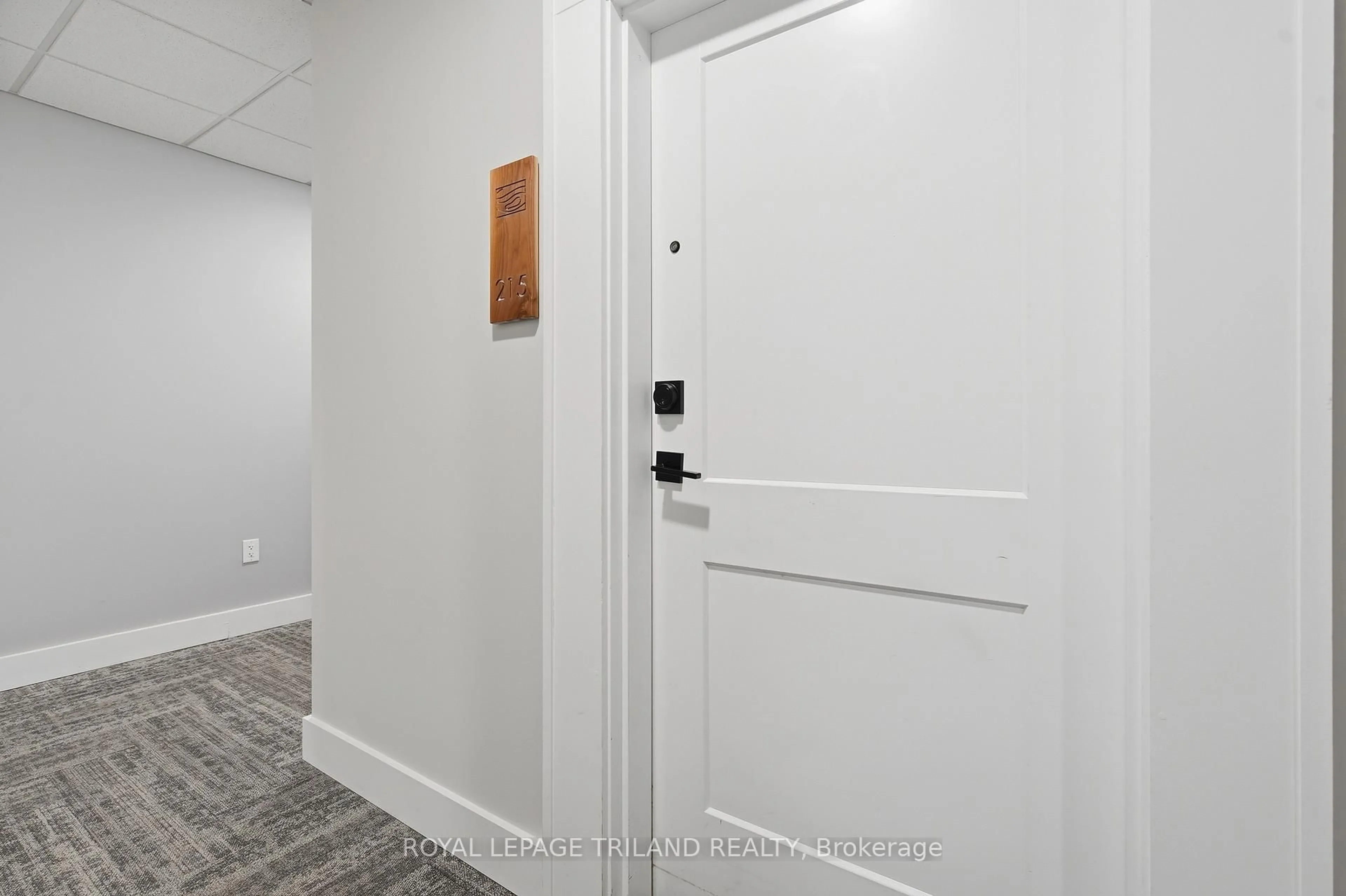 Indoor entryway for 480 Callaway Rd #215, London North Ontario N6G 0Z3