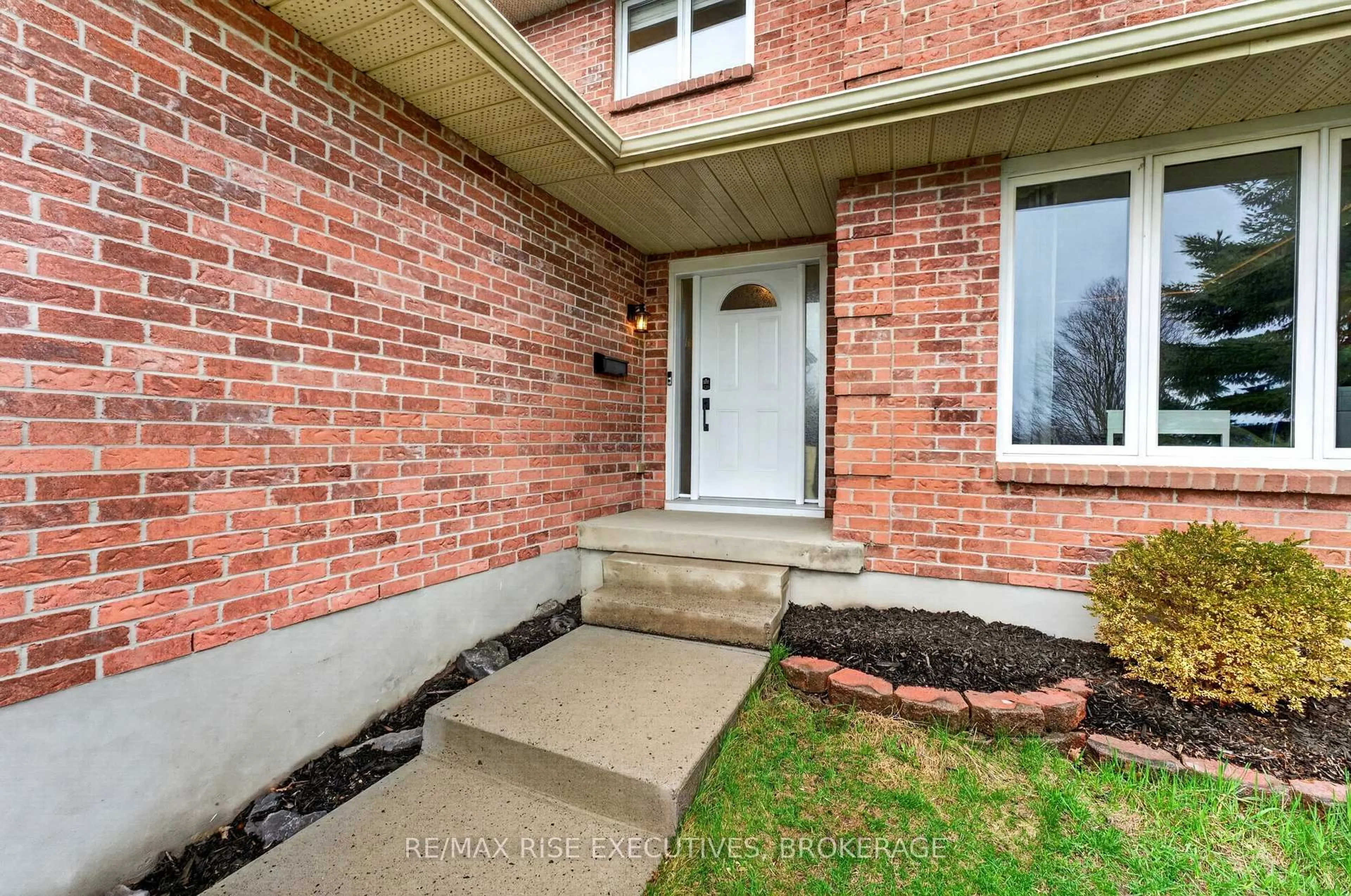 Indoor entryway for 1220 Humberside Dr, Kingston Ontario K7P 2P3