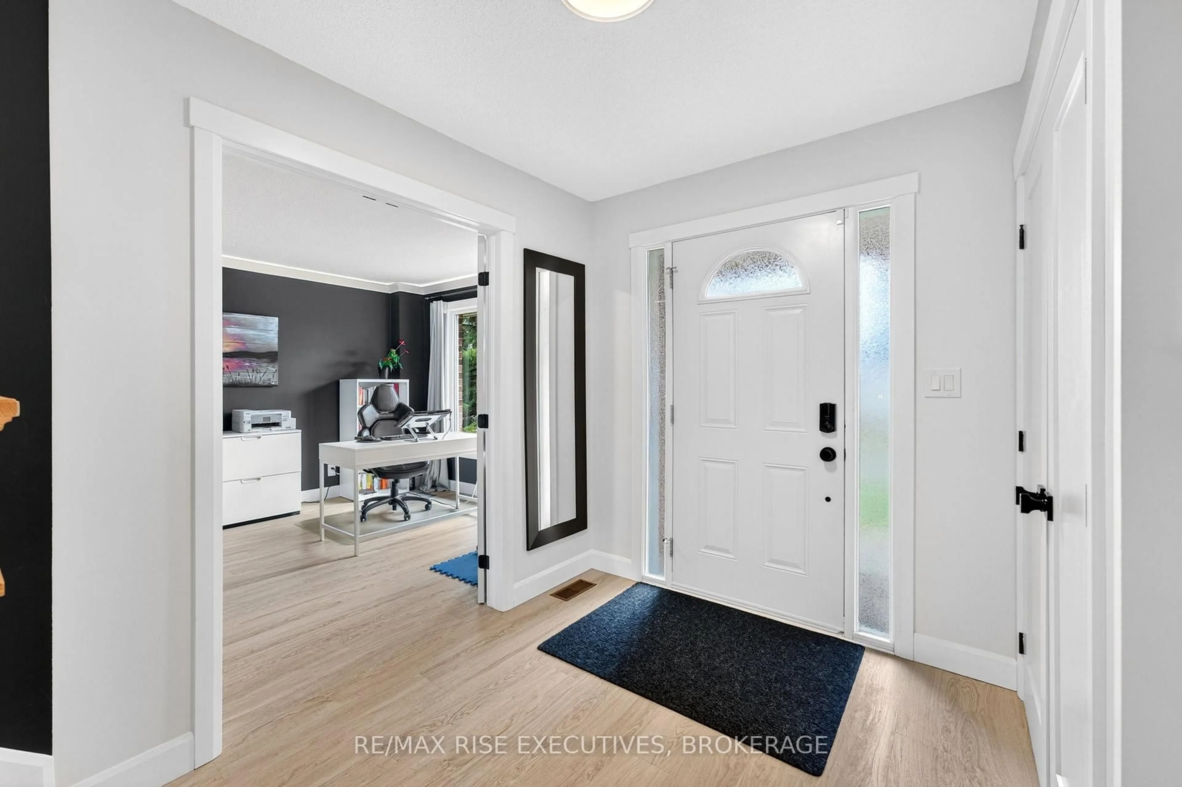 Indoor entryway for 1220 Humberside Dr, Kingston Ontario K7P 2P3