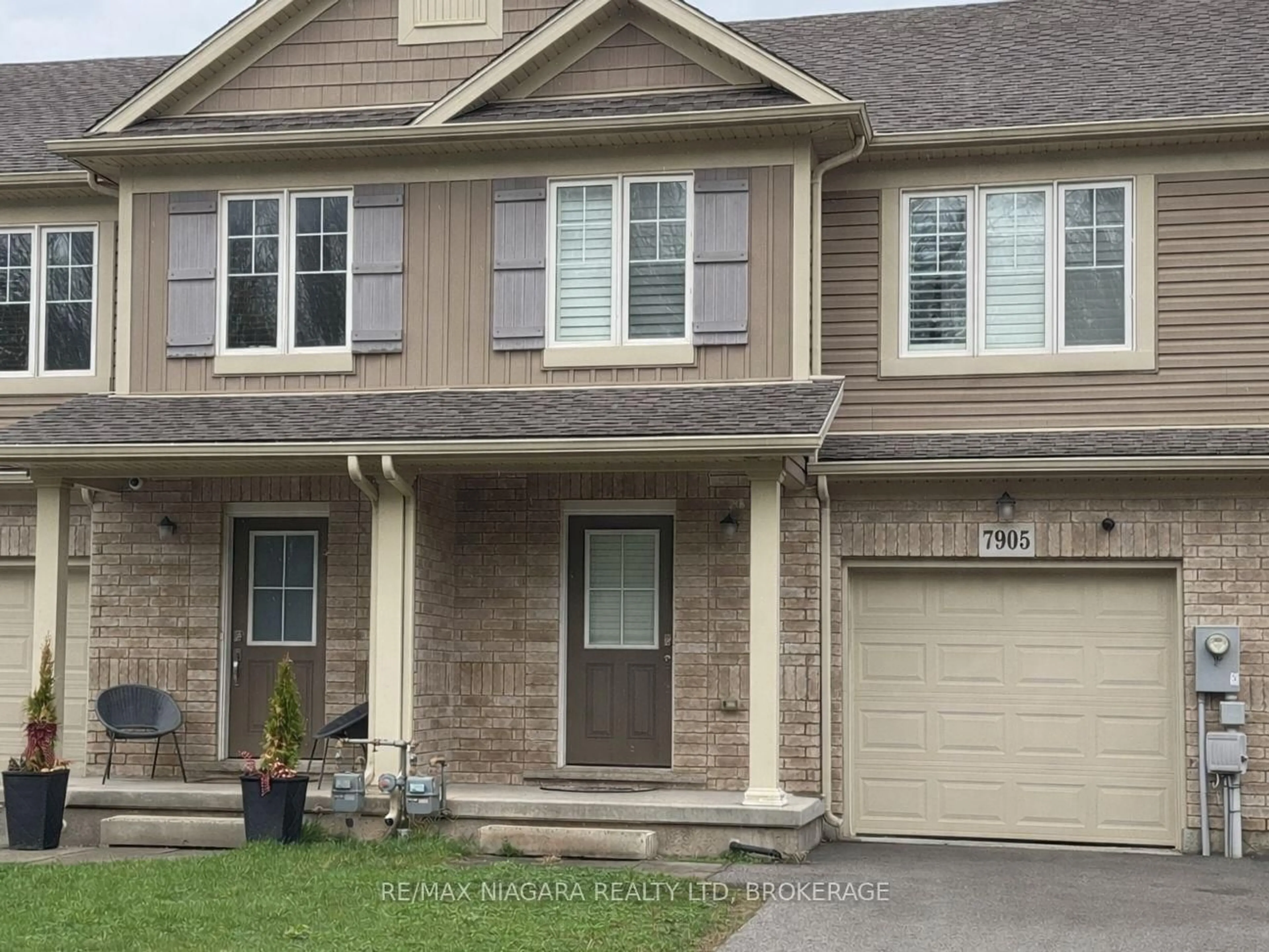 Home with vinyl exterior material, street for 7905 Oldfield Rd, Niagara Falls Ontario L2G 3J8