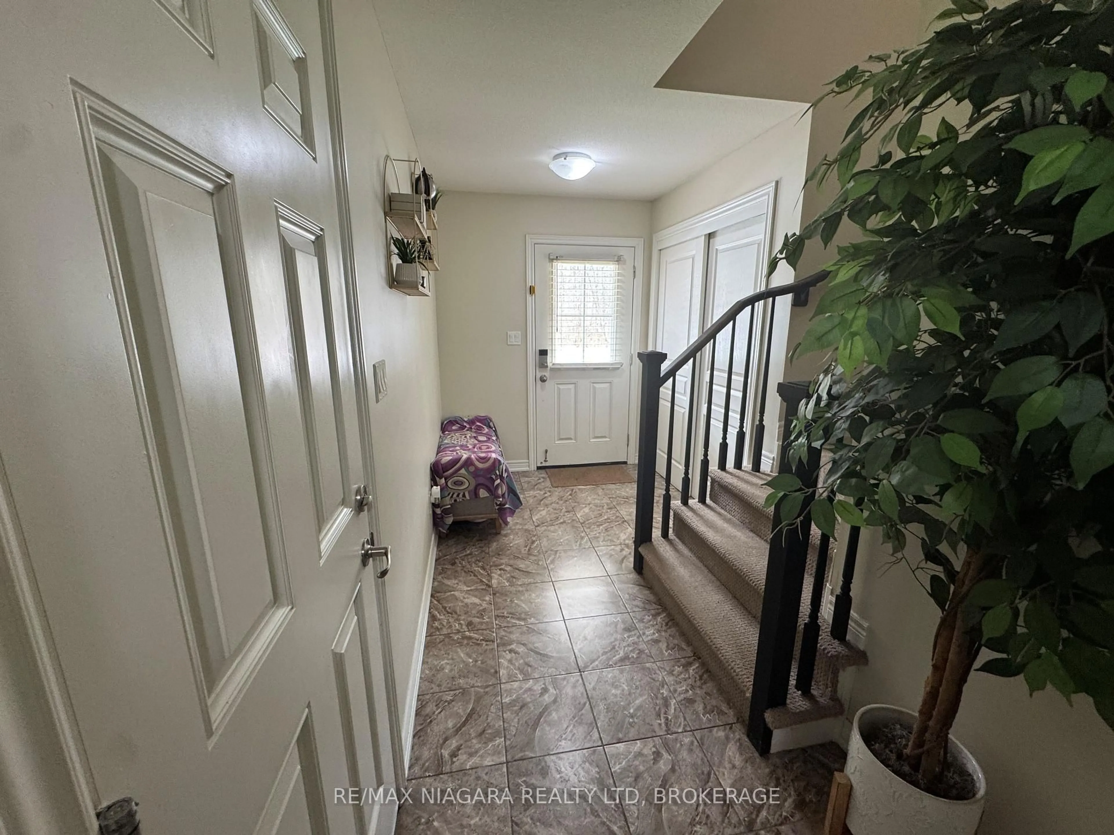 Indoor entryway for 7905 Oldfield Rd, Niagara Falls Ontario L2G 3J8