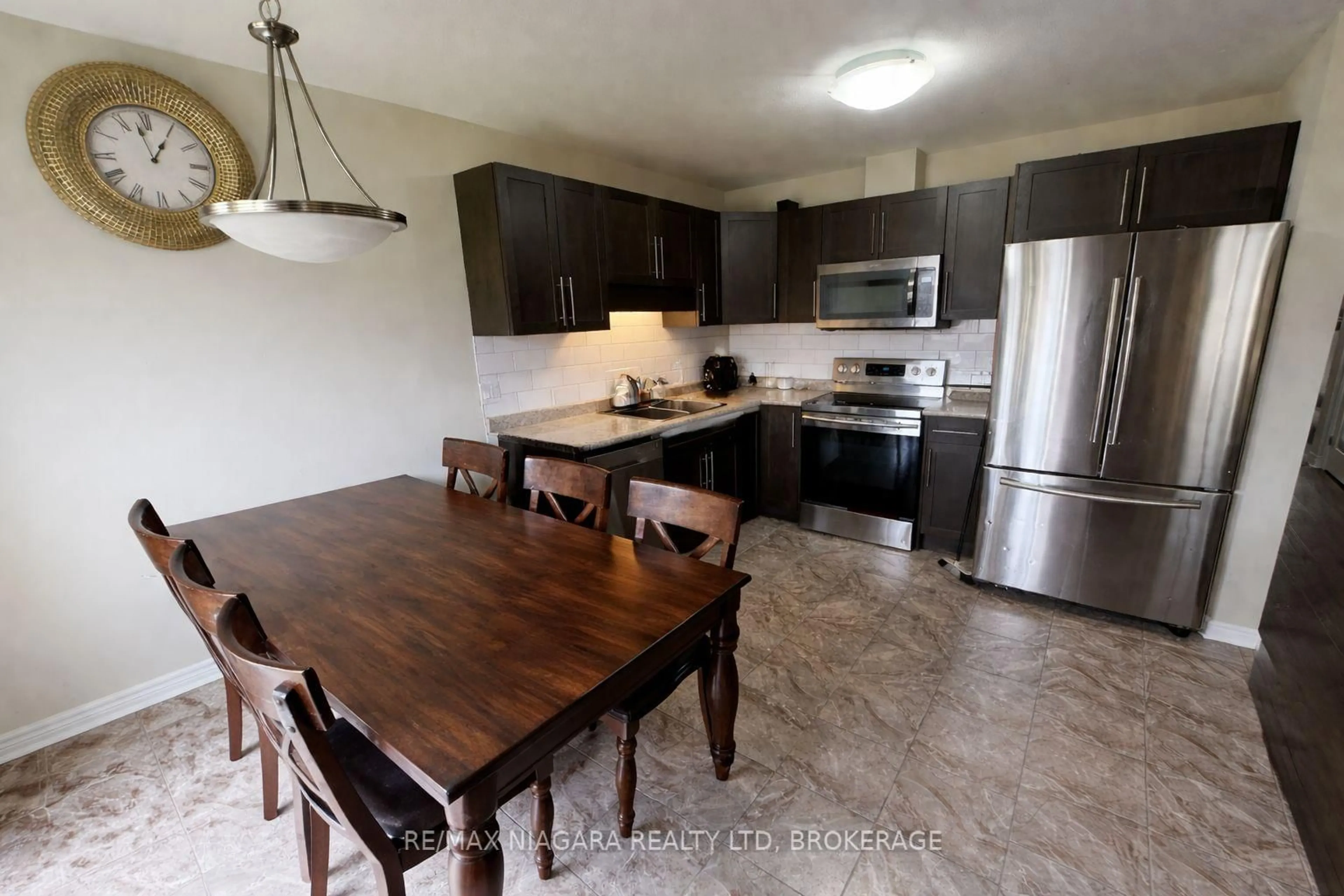 Open concept kitchen, unknown for 7905 Oldfield Rd, Niagara Falls Ontario L2G 3J8