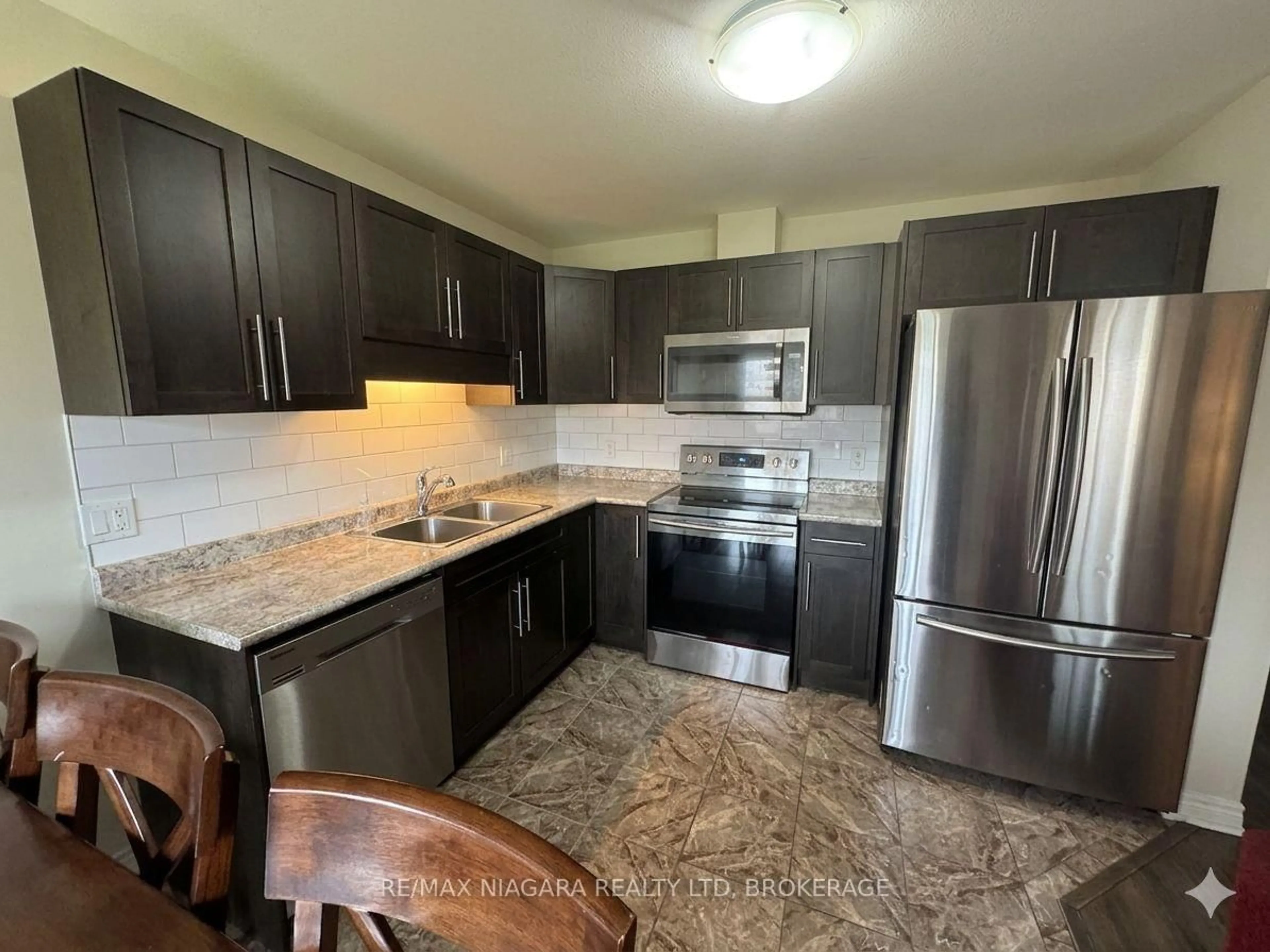 Standard kitchen, unknown for 7905 Oldfield Rd, Niagara Falls Ontario L2G 3J8