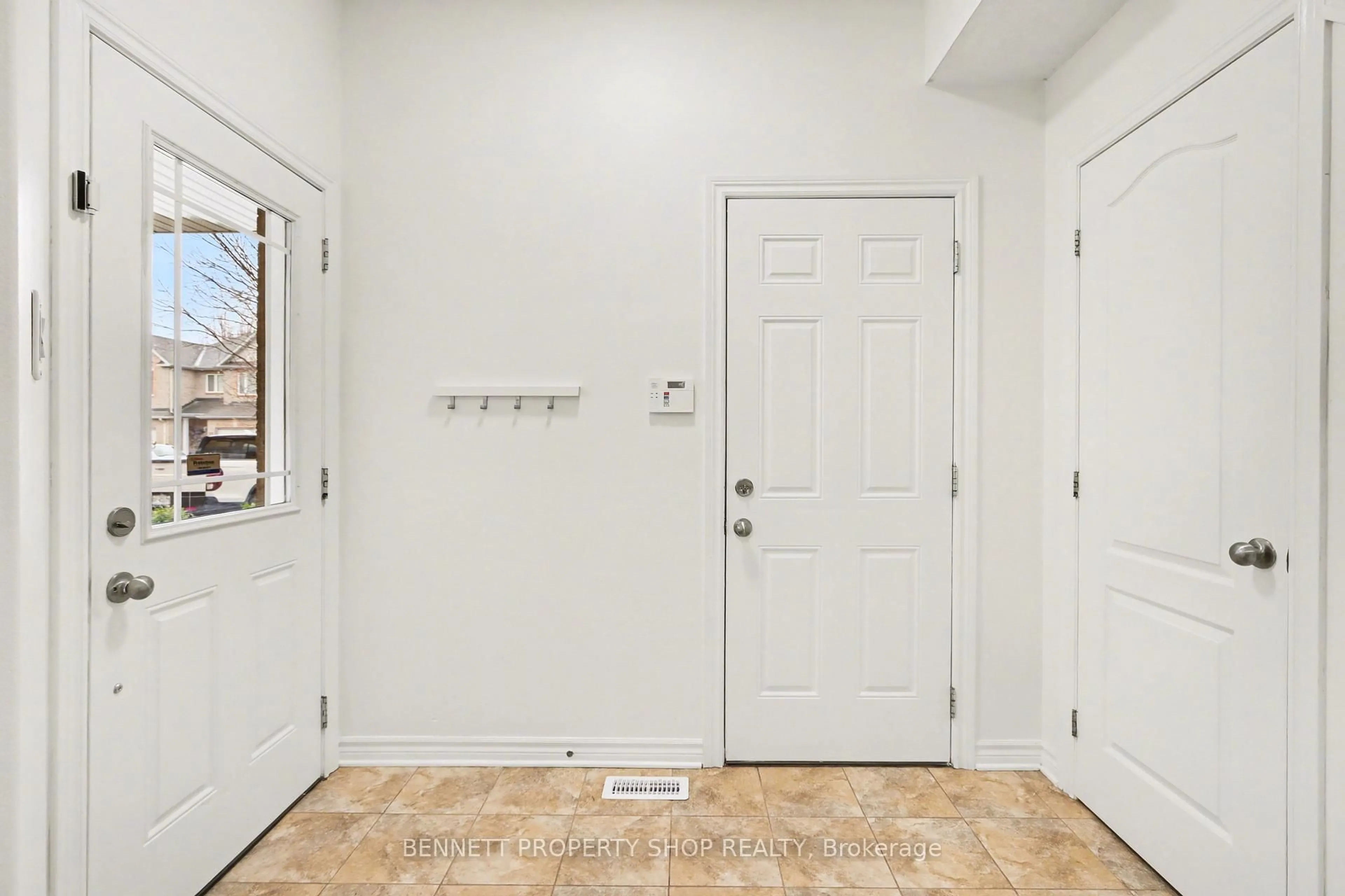Indoor entryway for 204 Talltree Cres, Ottawa Ontario K2S 0A9