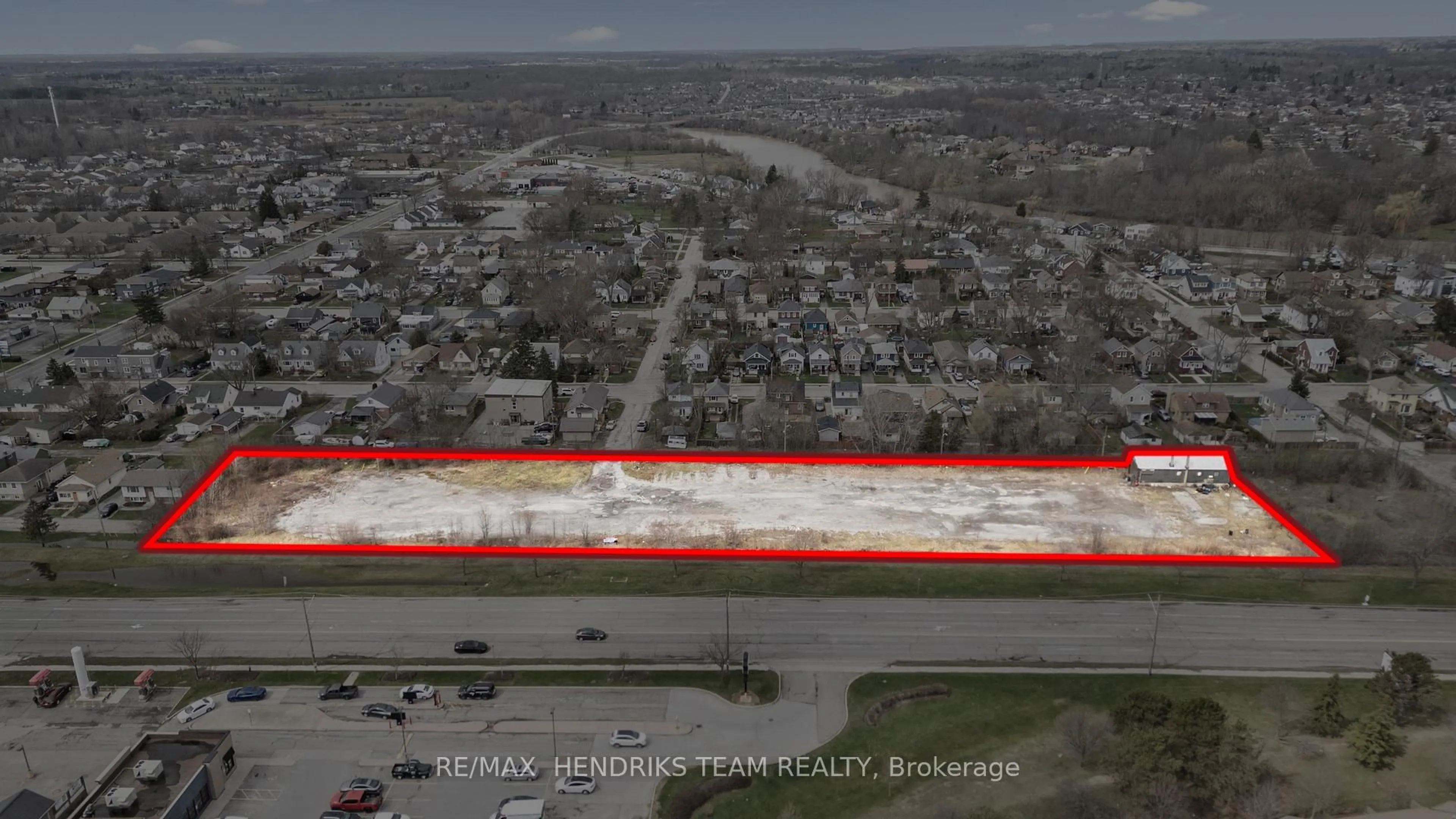 A pic from outside/outdoor area/front of a property/back of a property/a pic from drone, street for 1 DREW St, Welland Ontario L3C 5H8