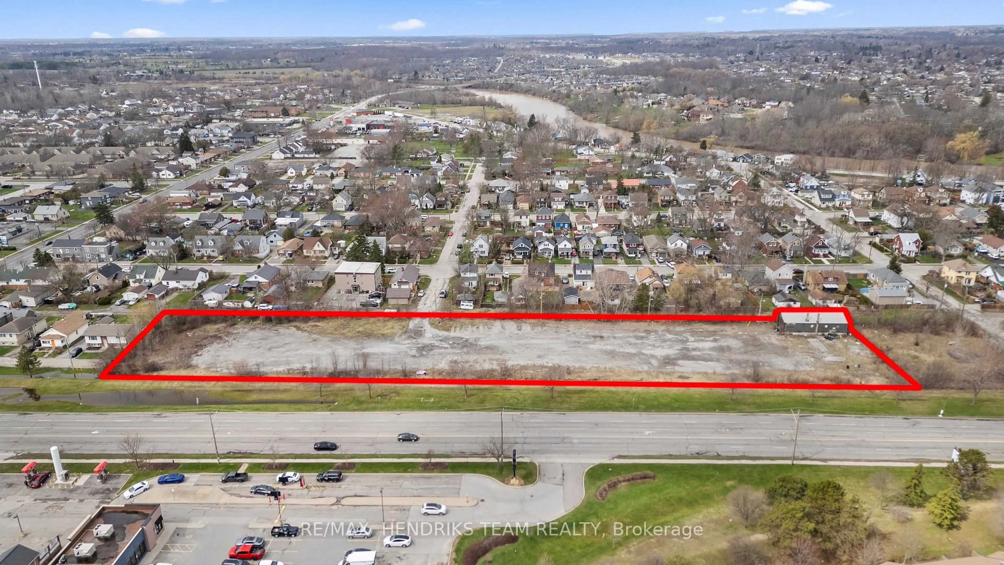 A pic from outside/outdoor area/front of a property/back of a property/a pic from drone, street for 1 DREW St, Welland Ontario L3C 5H8