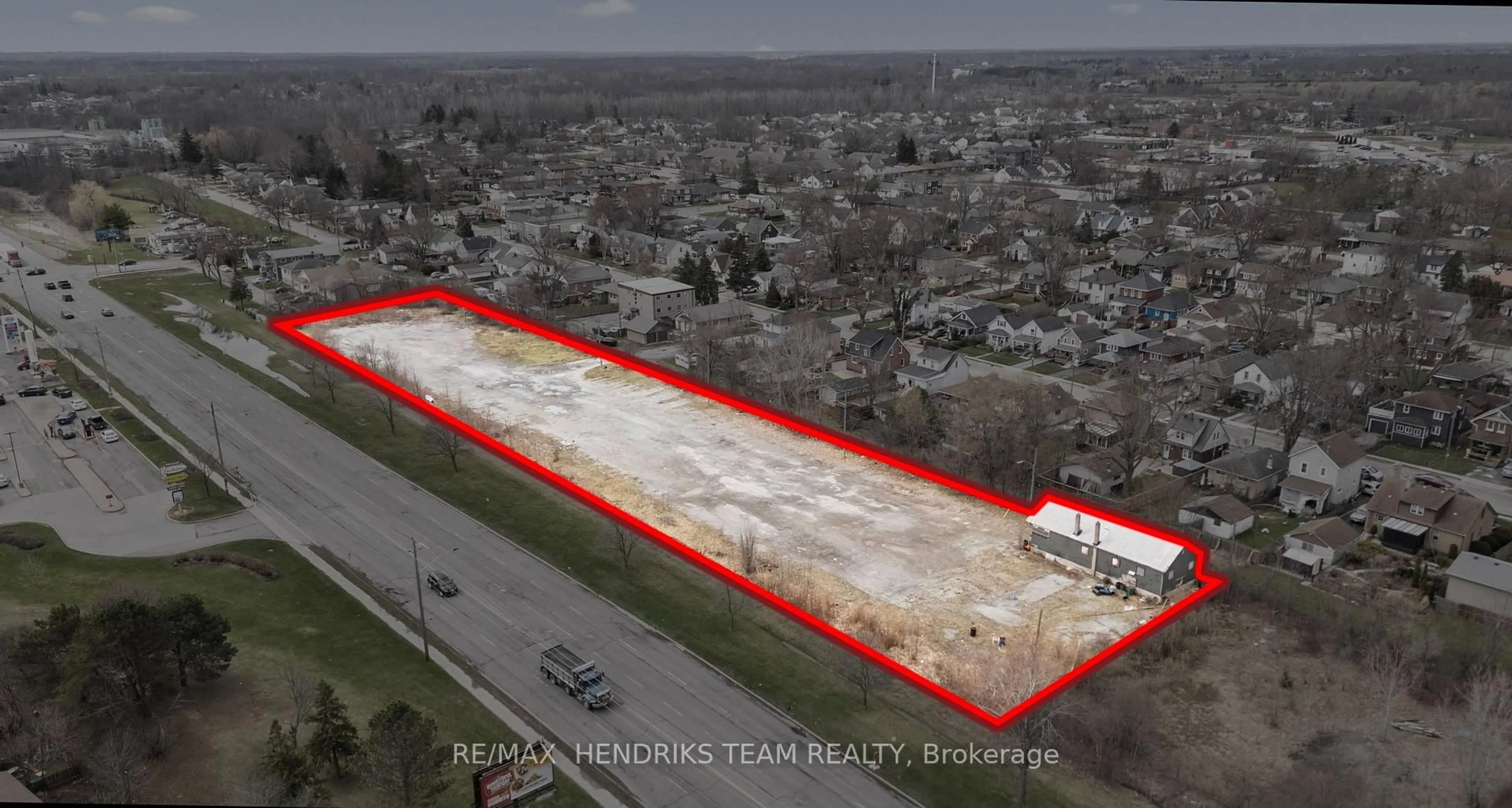 A pic from outside/outdoor area/front of a property/back of a property/a pic from drone, building for 1 DREW St, Welland Ontario L3C 5H8