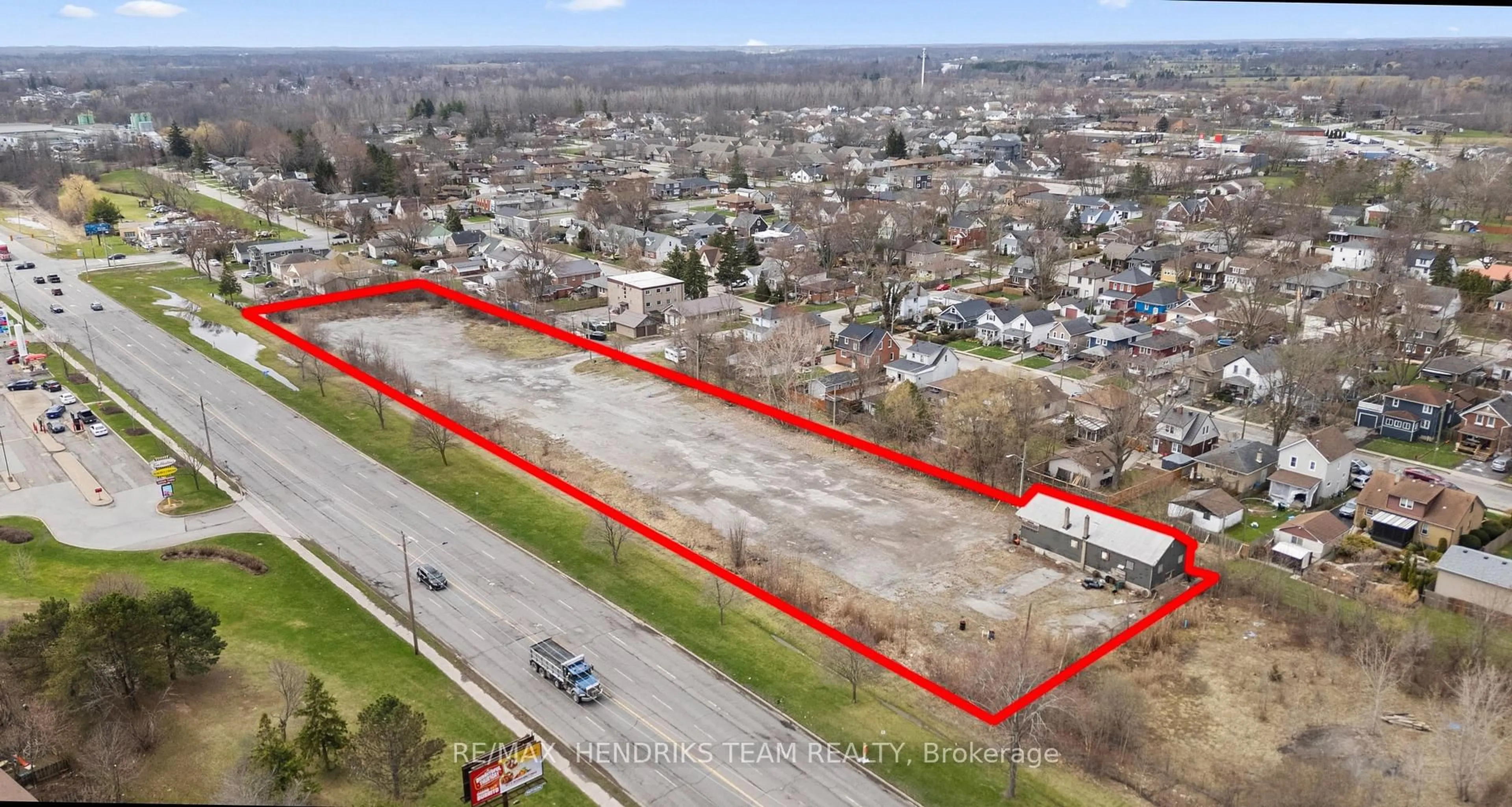 A pic from outside/outdoor area/front of a property/back of a property/a pic from drone, street for 1 DREW St, Welland Ontario L3C 5H8