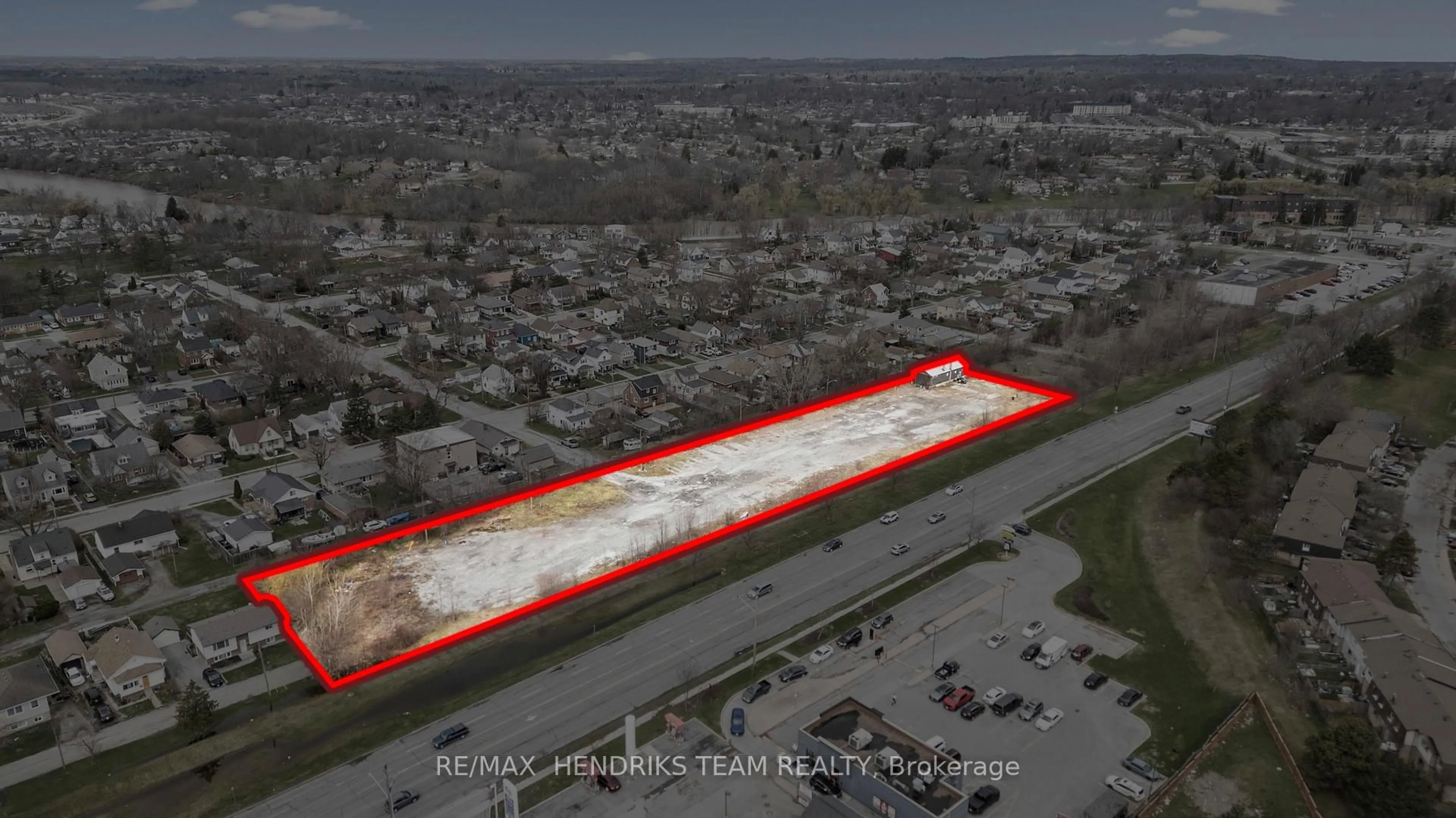 A pic from outside/outdoor area/front of a property/back of a property/a pic from drone, street for 1 DREW St, Welland Ontario L3C 5H8