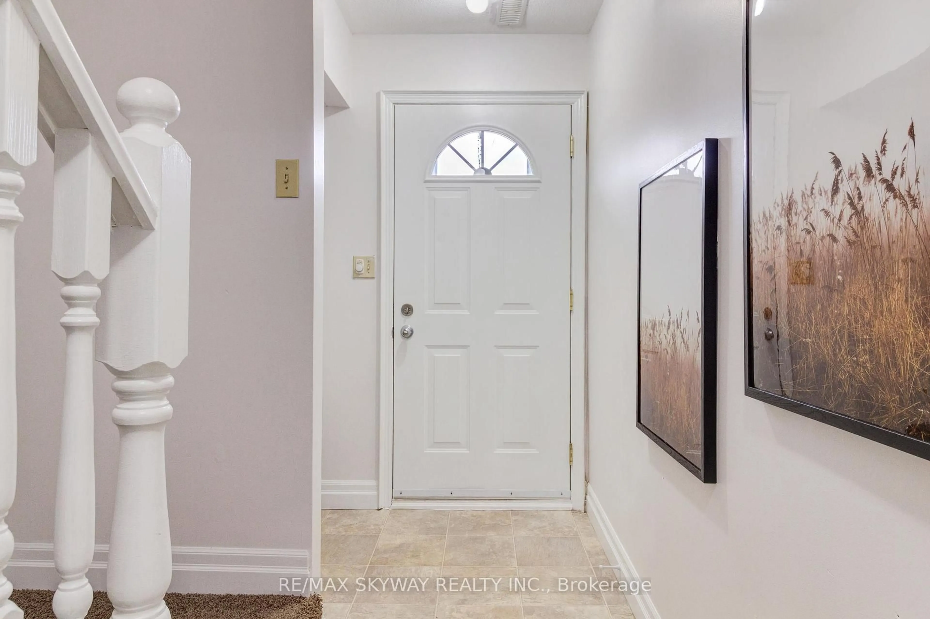 Indoor entryway for 56 Harris Ave #B, Brantford Ontario N3R 2E9