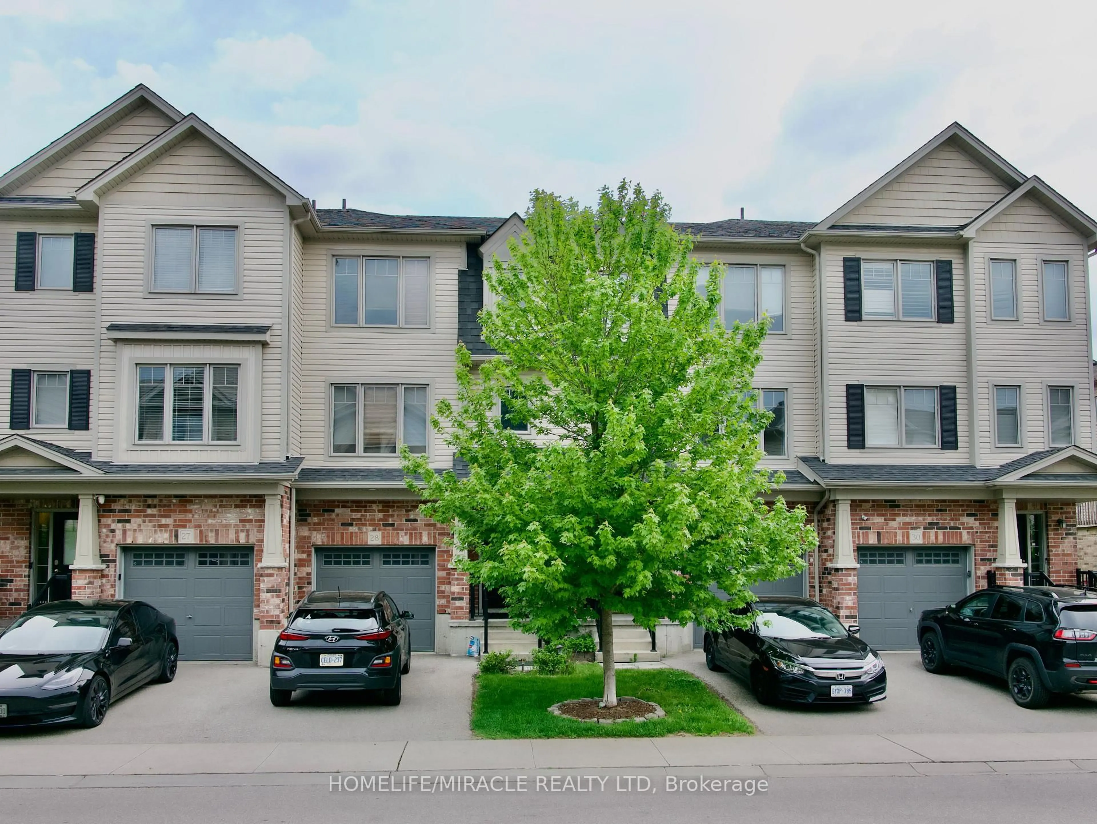 A pic from outside/outdoor area/front of a property/back of a property/a pic from drone, street for 750 Lawrence St #28, Cambridge Ontario N3H 0A9