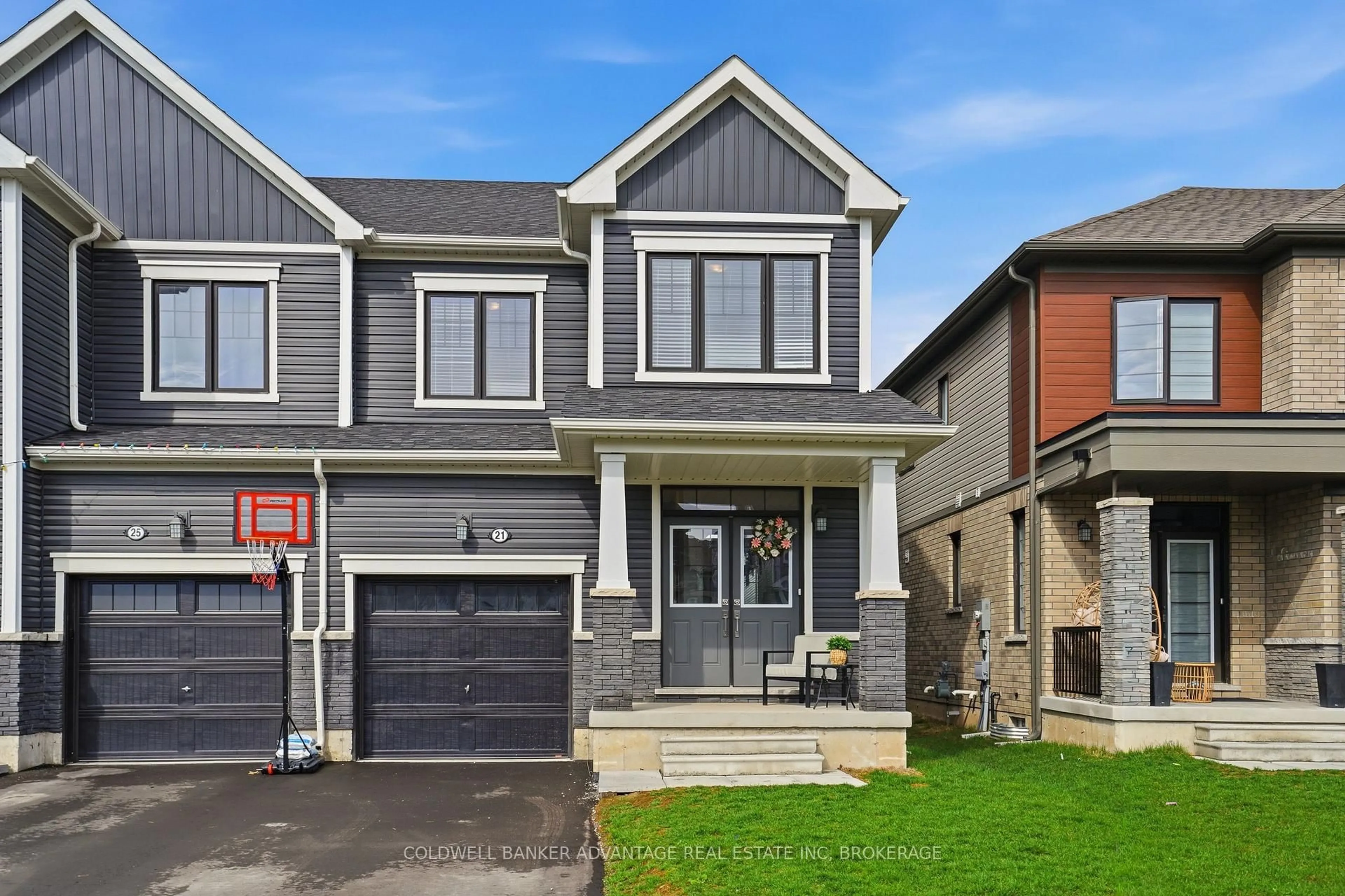 Home with vinyl exterior material, street for 21 Blackberry Lane, Thorold Ontario L0S 1K0