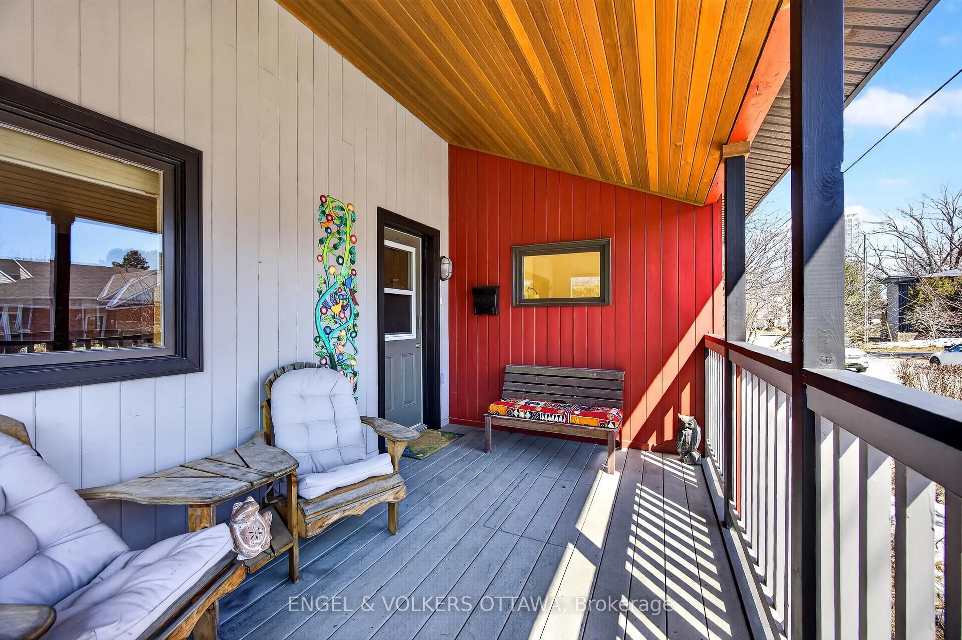 Indoor entryway for 424 Lochaber Ave, Ottawa Ontario K2A 0A6